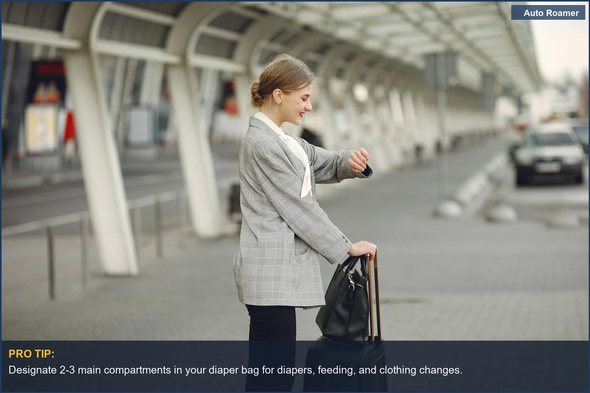 Una mujer mirando su reloj en una estación de tren significa la importancia de la puntualidad al usar un bolso de pañales para viajar.