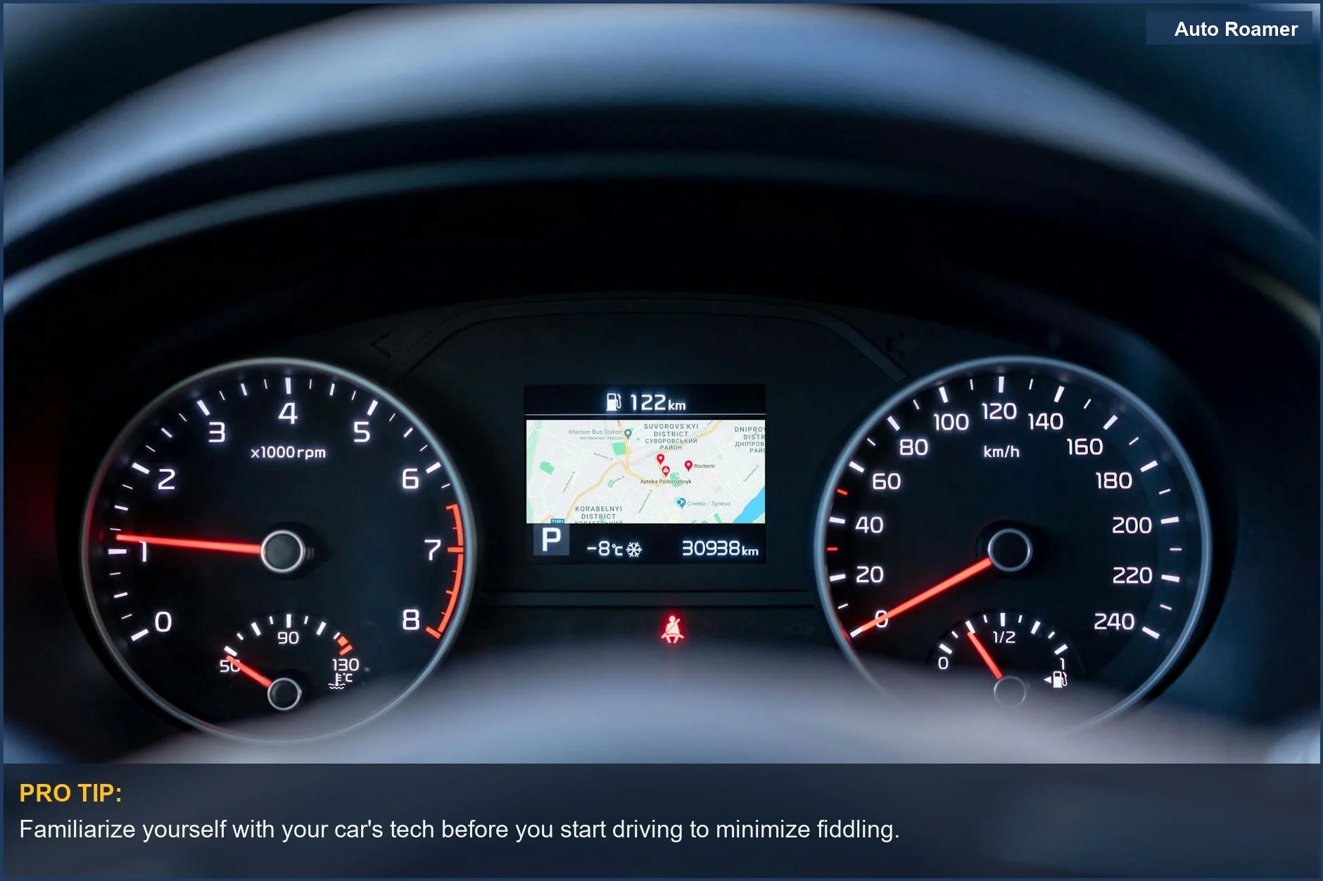 Primer plano del salpicadero de un coche con pantalla GPS, destacando posibles distracciones al volante.