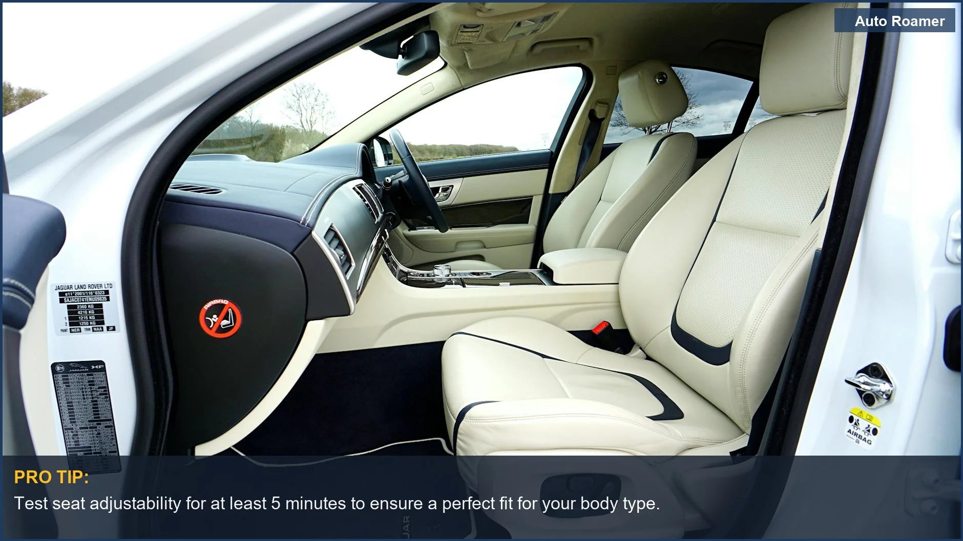 Lujoso interior de Jaguar XF con asientos de cuero premium, esencial para evaluar las características de confort de un coche al comprar uno de segunda mano.