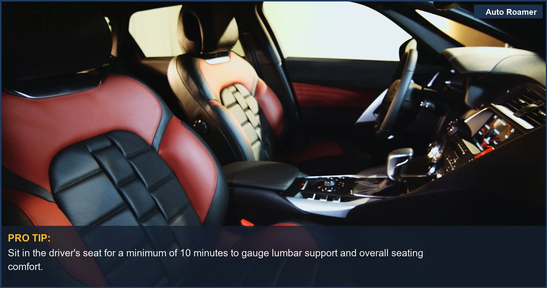 Asientos de cuero rojos y negros de felpa en un coche de lujo, vitales para evaluar el confort a largo plazo al comprar un coche de segunda mano.