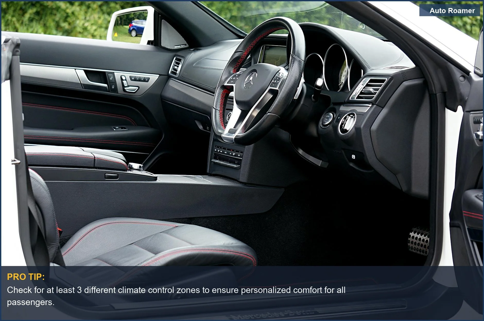 Elegante interior de Mercedes Benz que muestra lujo y tecnología, crucial para una evaluación completa del confort de un coche de segunda mano.