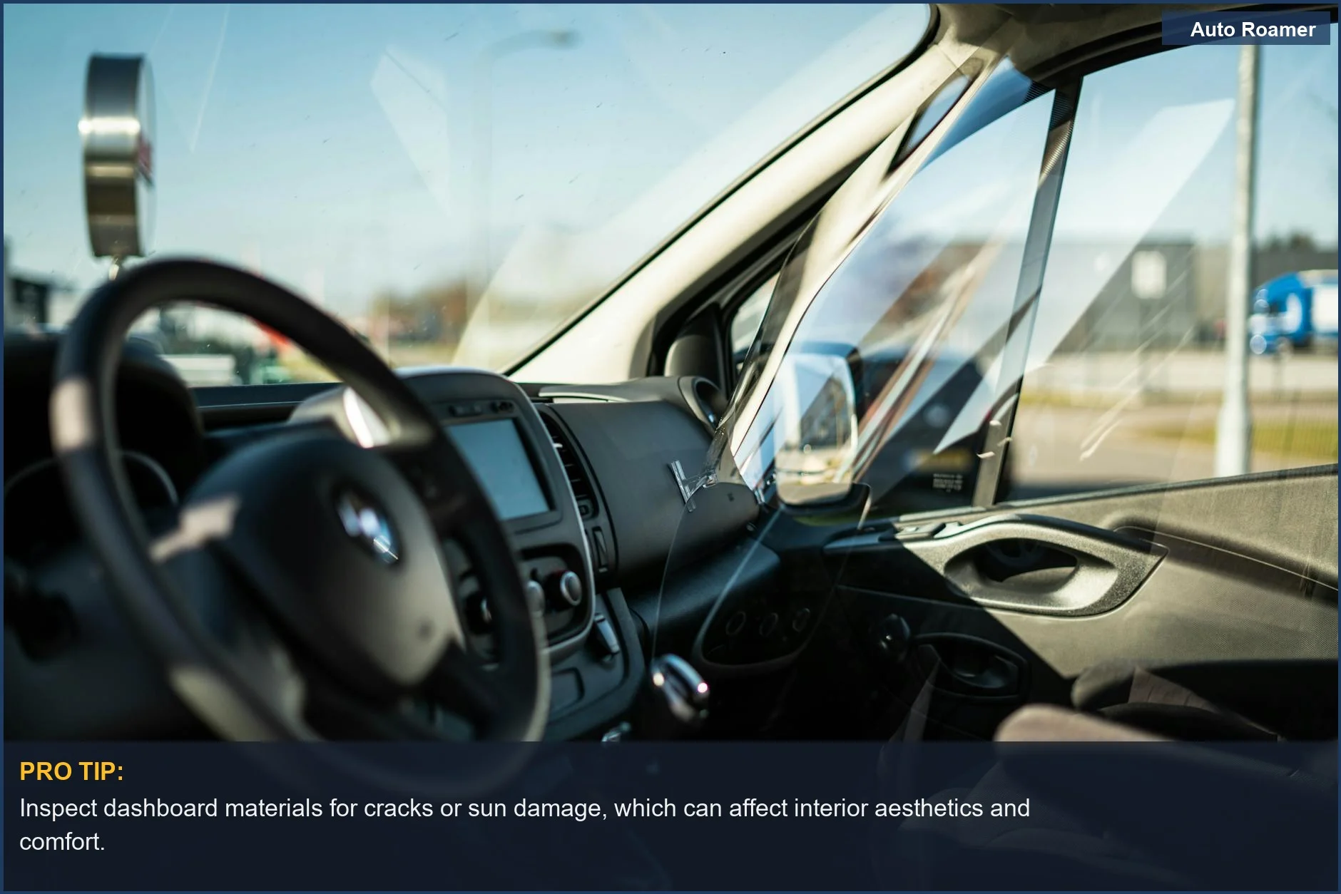 La luz del sol se refleja en el salpicadero de un coche moderno, destacando la importancia de comprobar el desgaste al evaluar el confort de un coche de segunda mano.