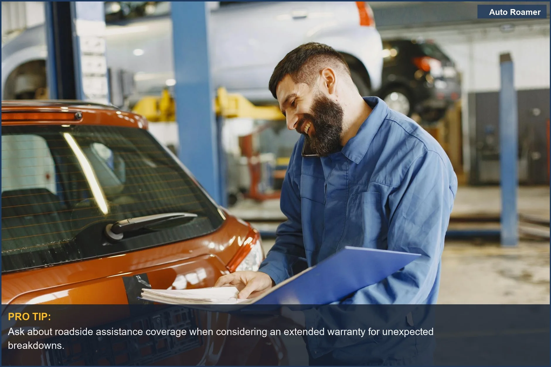 Un mecánico sonriente sosteniendo documentos, mostrando la tranquilidad que ofrecen los planes de garantía extendida.