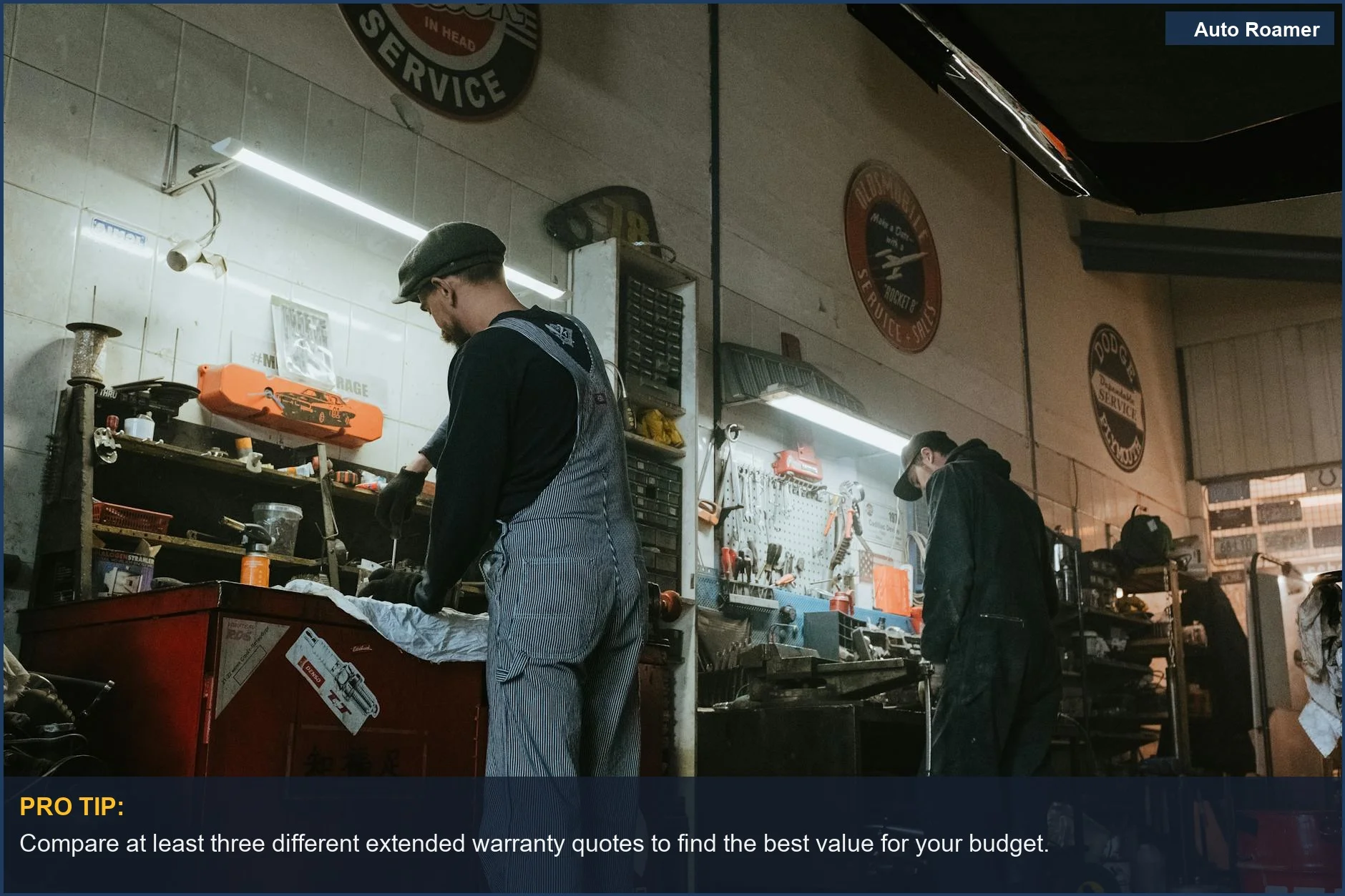 Dos mecánicos colaborando en la reparación de un vehículo, ilustrando la necesidad de comparar la cobertura de la garantía de coche de fábrica frente a la extendida.