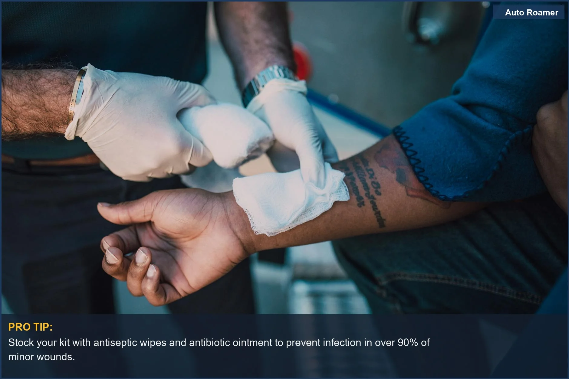 Profesional de la salud aplicando cuidadosamente una venda a un brazo herido como parte del material sanitario del coche.