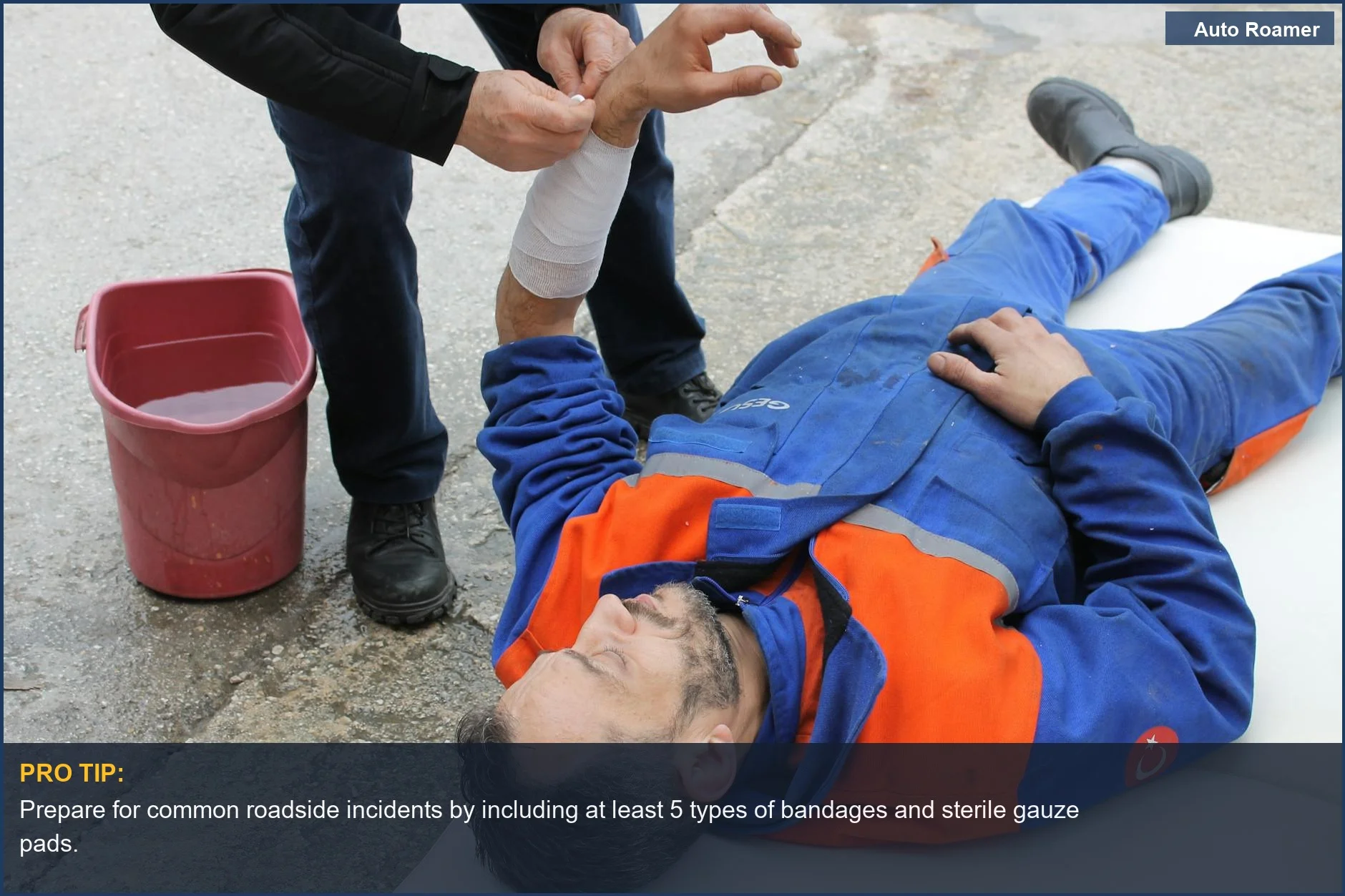 Persona herida recibiendo tratamiento básico con un botiquín de coche para una herida en el brazo en la carretera.