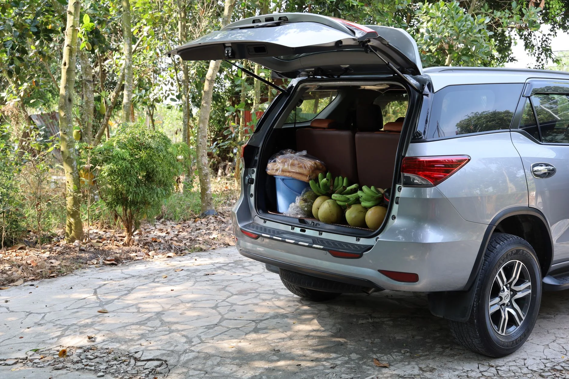 GMC Yukon Cargo Seats Folded: 122.9 Cu Ft