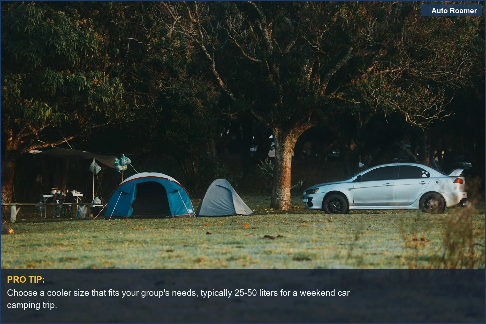 Idílico campamento forestal con tiendas de campaña y coche, ilustrando los mejores tipos de neveras para aventuras de acampada en coche.