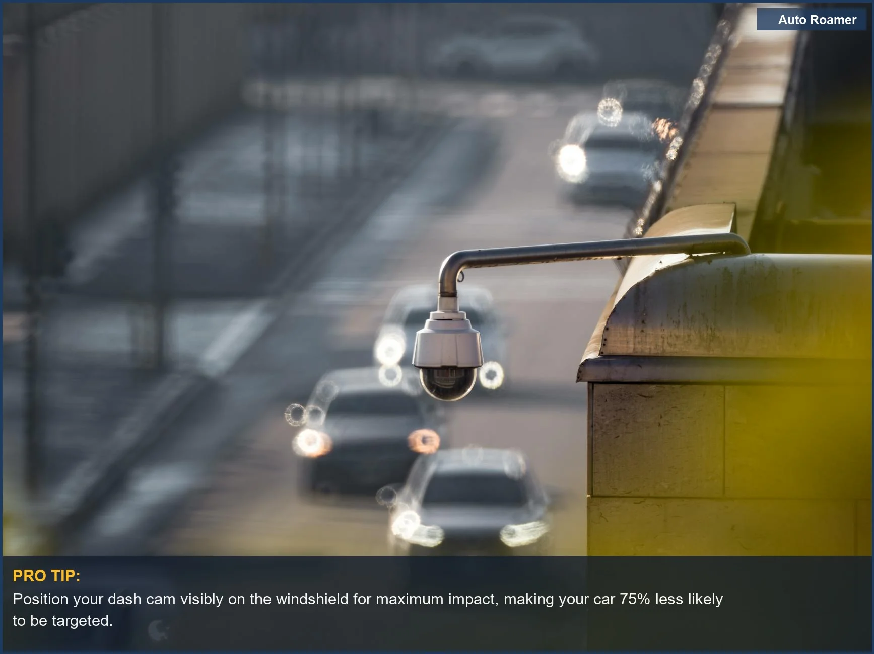 Cámara de CCTV vigilando el tráfico de una ciudad concurrida, simbolizando la vigilancia y la prevención del vandalismo.