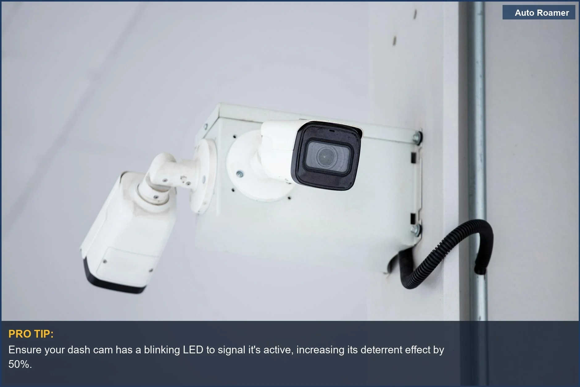 Moderna dash cam montada en el parabrisas de un coche, un disuasorio visible contra el robo de coches.