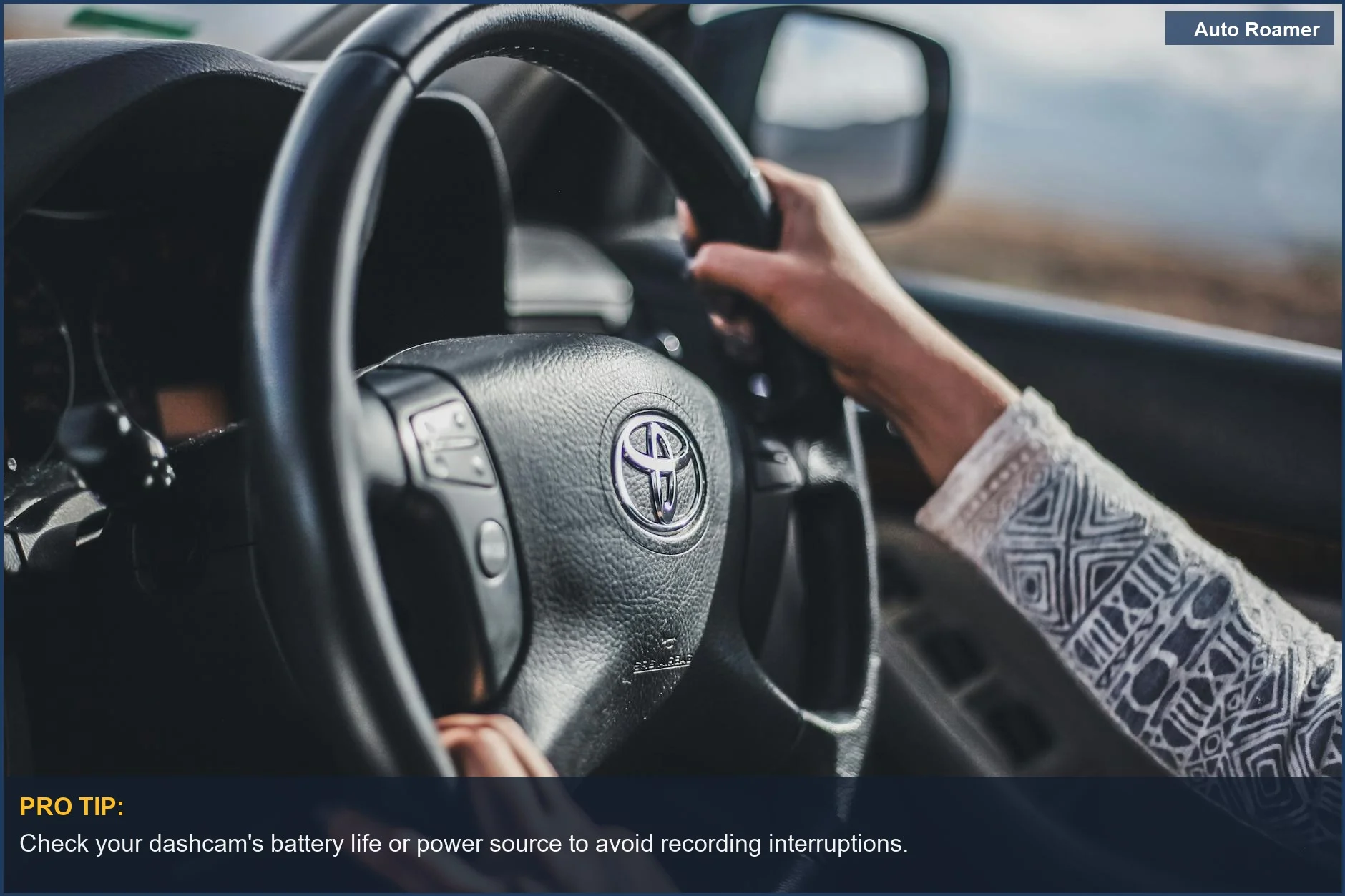 Agarrando el volante del coche, demostrando la concentración al conducir y su relación con las características de la dashcam y el seguro.