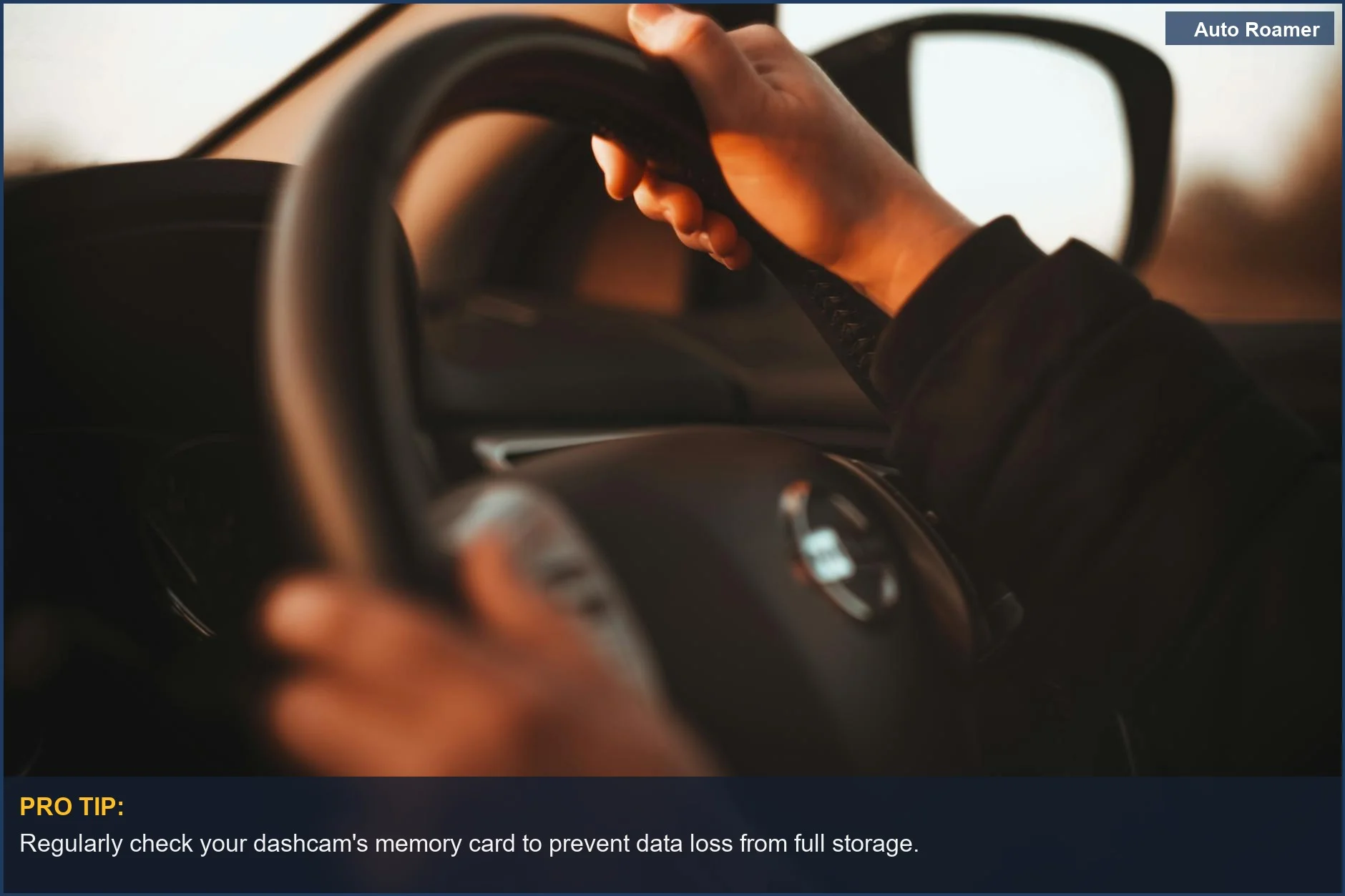 Manos de una persona agarrando el volante al atardecer, ilustrando cómo las características de la dashcam pueden afectar al seguro del coche.