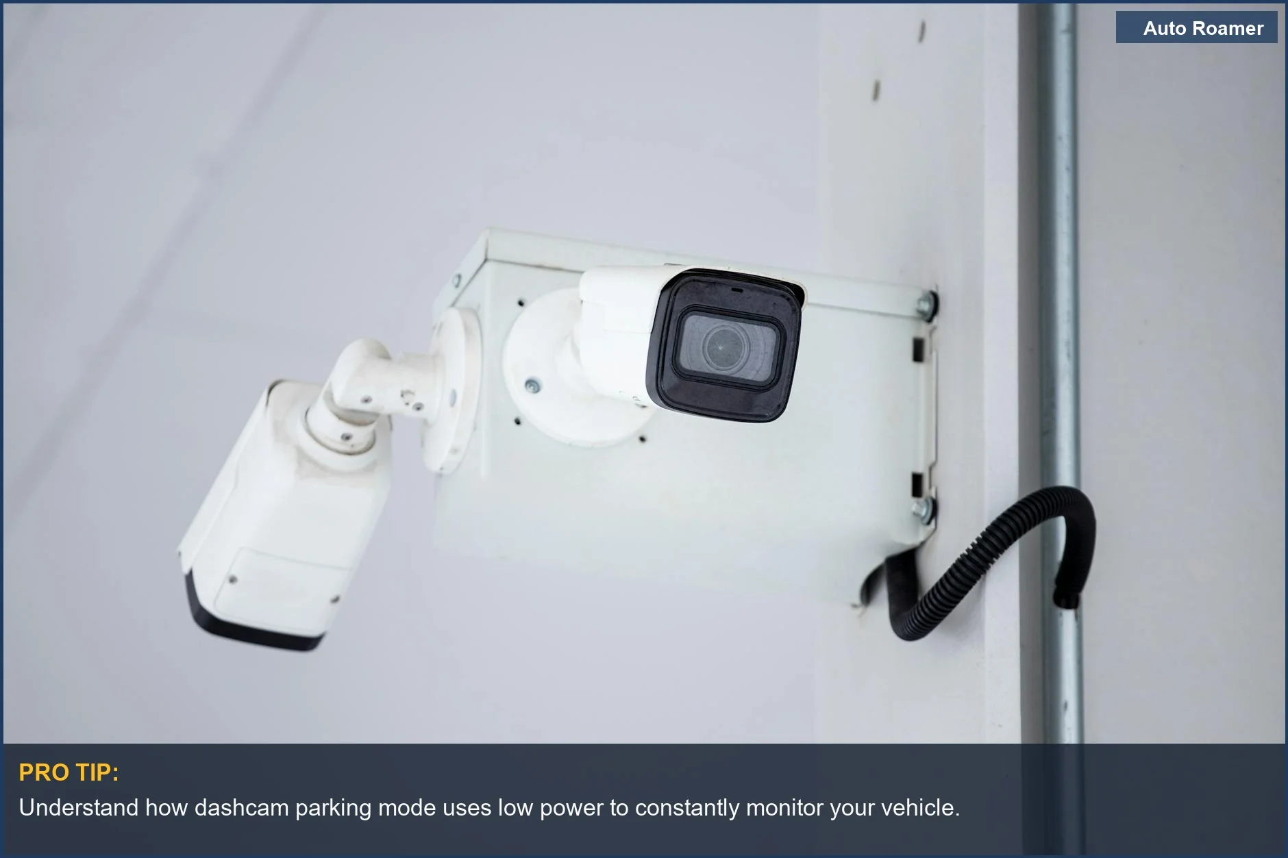 Mira cómo funciona el modo de aparcamiento de las dashcams al proporcionar vigilancia 24/7 para vehículos como estos aparcados en un garaje subterráneo con poca luz.