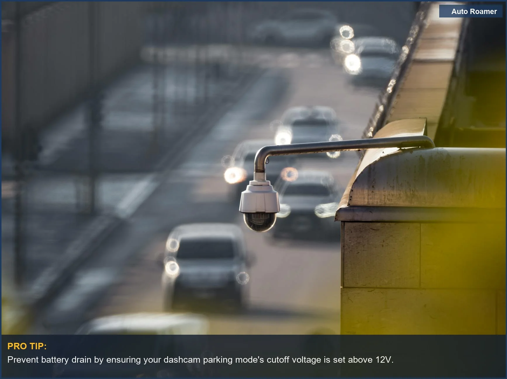 Comprende la instalación de dashcams en modo de aparcamiento para coches elegantes aparcados en una calle de la ciudad, iluminados por vibrantes faros por la noche.