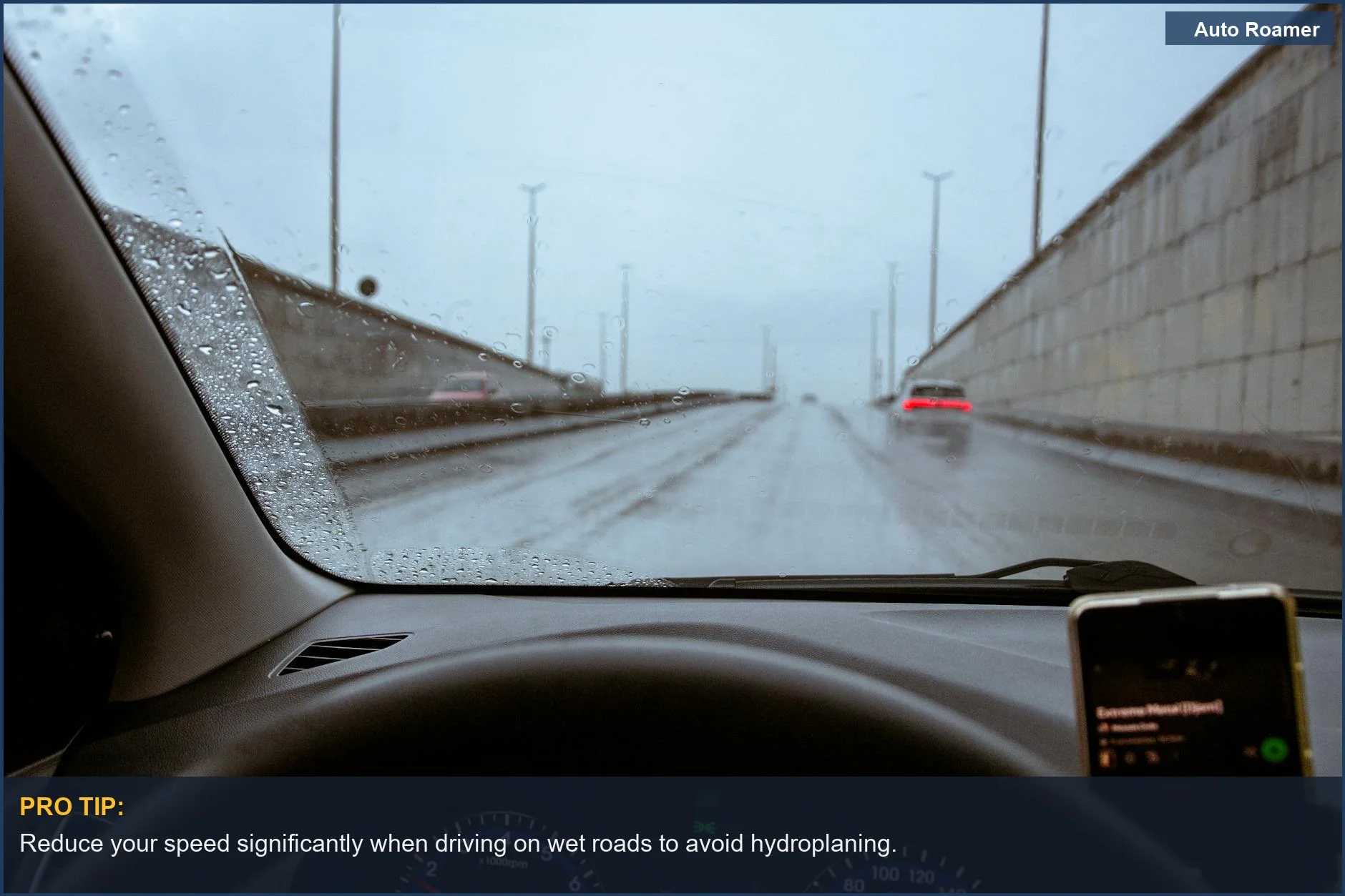 View from inside a car on a rainy Brasília highway, showing limited visibility during hydroplaning conditions.