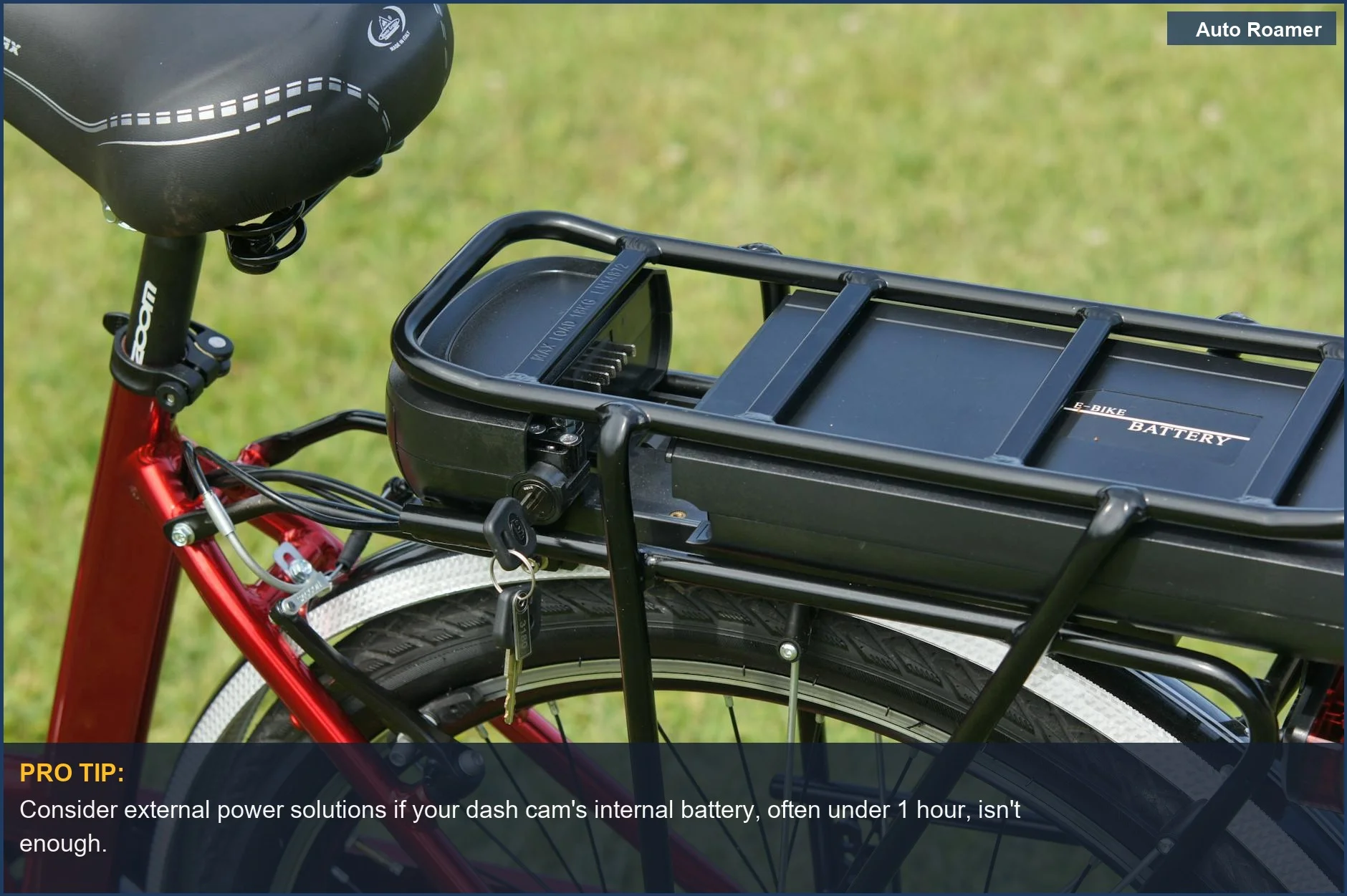 Batería de bicicleta eléctrica en un portaequipajes, mostrando un mecanismo de bloqueo con llave, relevante para la alimentación de la dash cam.