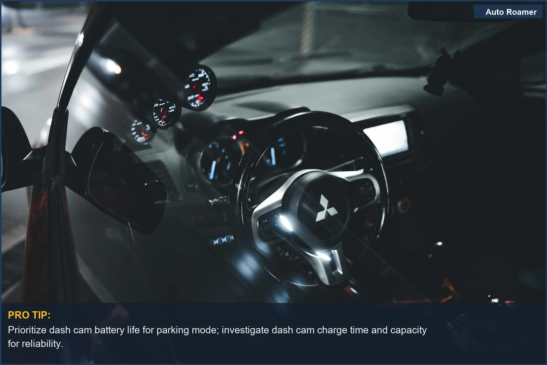 Elegante interior de coche Mitsubishi por la noche, salpicadero e volante iluminados, para el tiempo de carga de la dash cam.