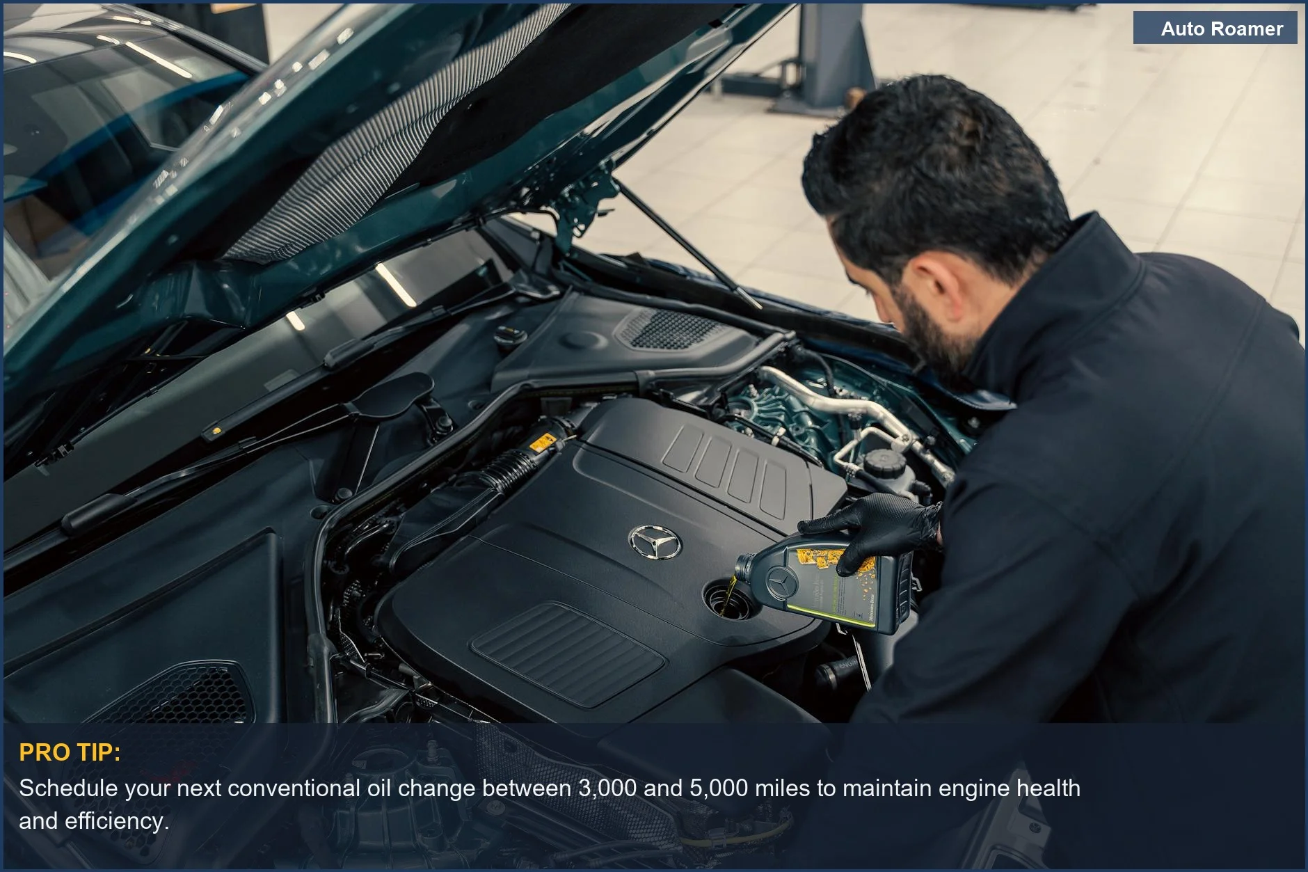 Un mecánico de centro de servicio inspecciona y rellena el aceite del motor, aconsejando sobre la frecuencia de cambio de aceite para tu vehículo.