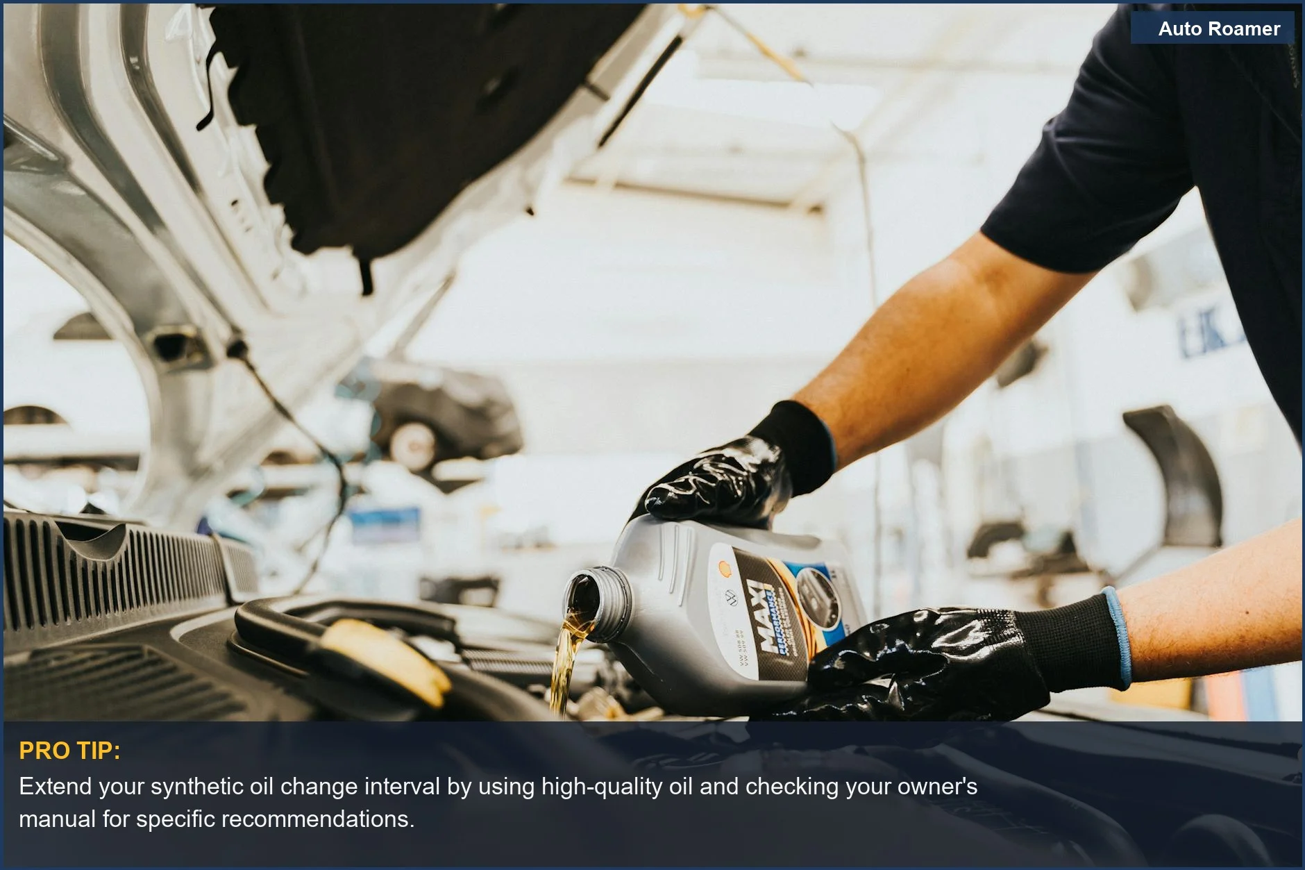 Un mecánico vierte cuidadosamente aceite sintético en el motor de un coche, extendiendo el intervalo de cambio de aceite.