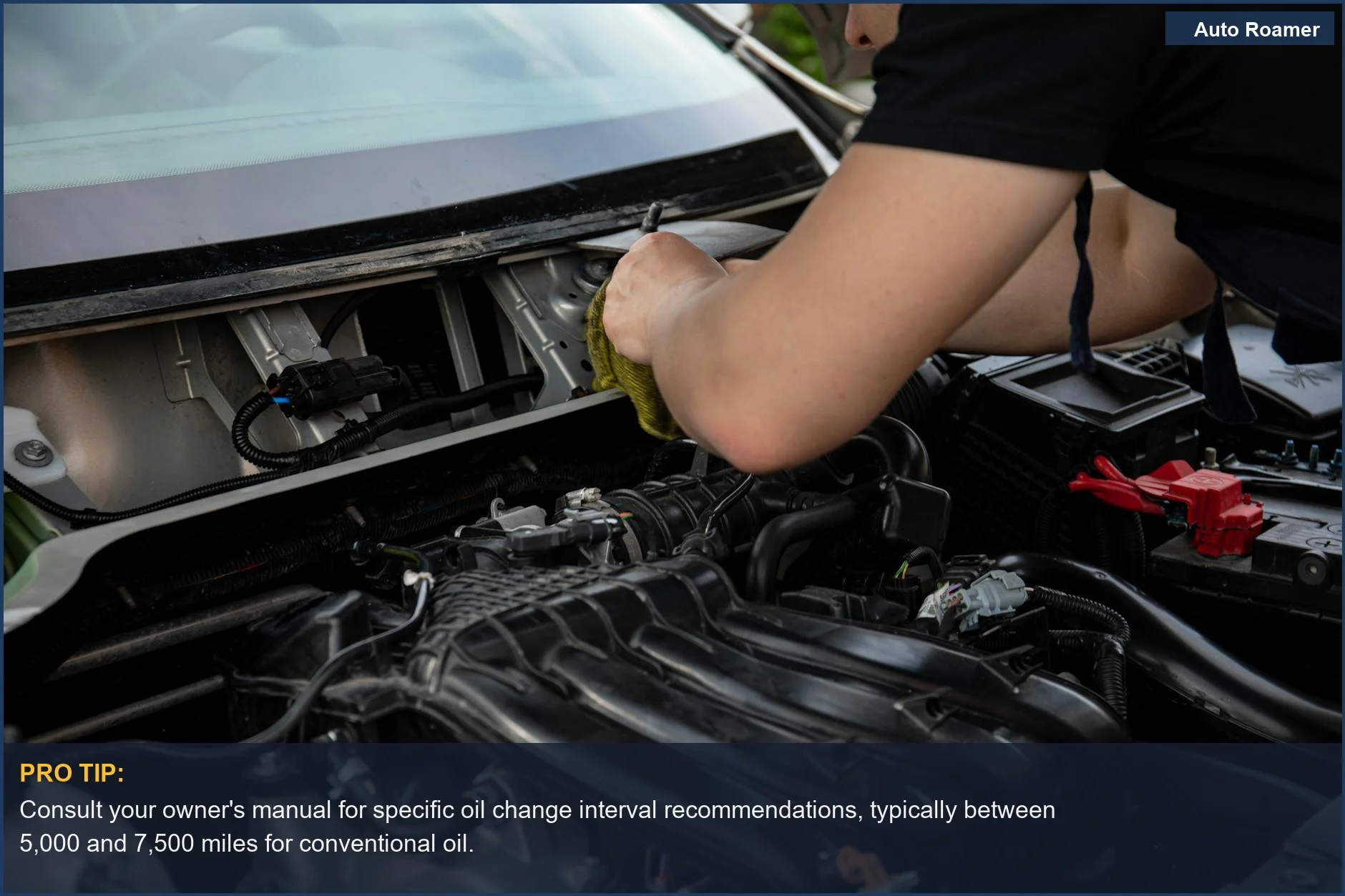 Mecánico trabajando meticulosamente en el motor de un coche en un taller de reparación de automóviles profesional.