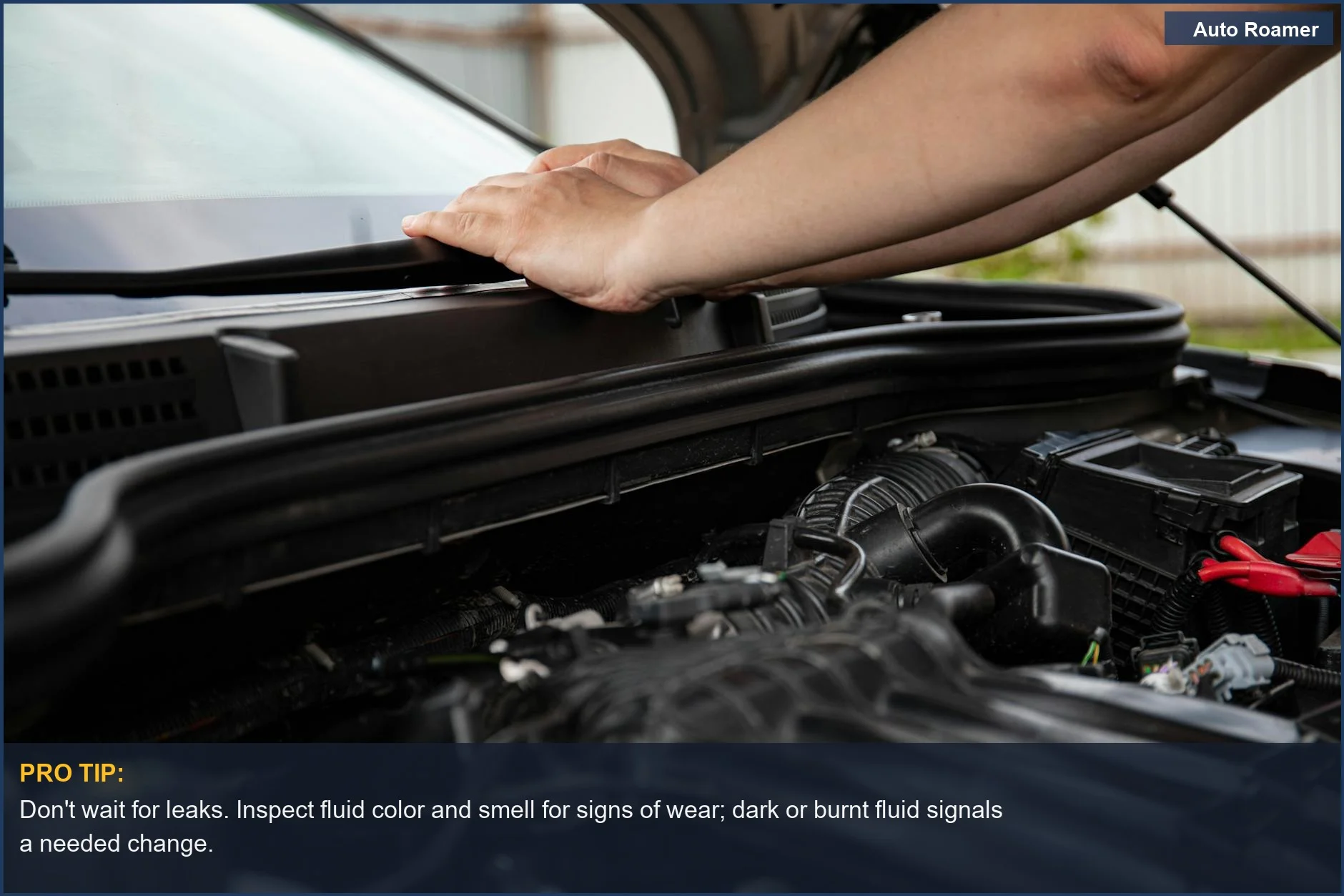 Manos de mecánico realizando reparaciones detalladas en el motor de un coche, relevante para saber cuándo cambiar el líquido de transmisión.