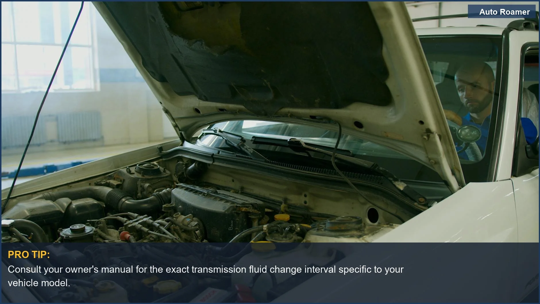 Un mecánico inspecciona el motor de un coche con el capó abierto, destacando la importancia de los intervalos de cambio de líquido de transmisión para la salud del vehículo.