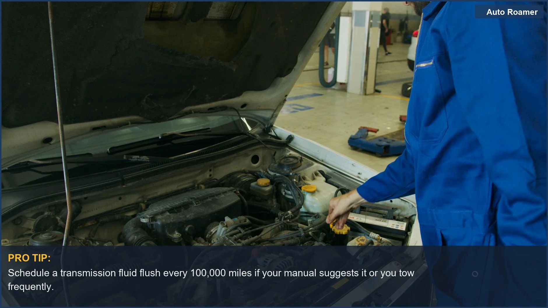 Un mecánico de taller automotriz examina un motor de coche abierto, destacando el mantenimiento proactivo para la longevidad de la transmisión.