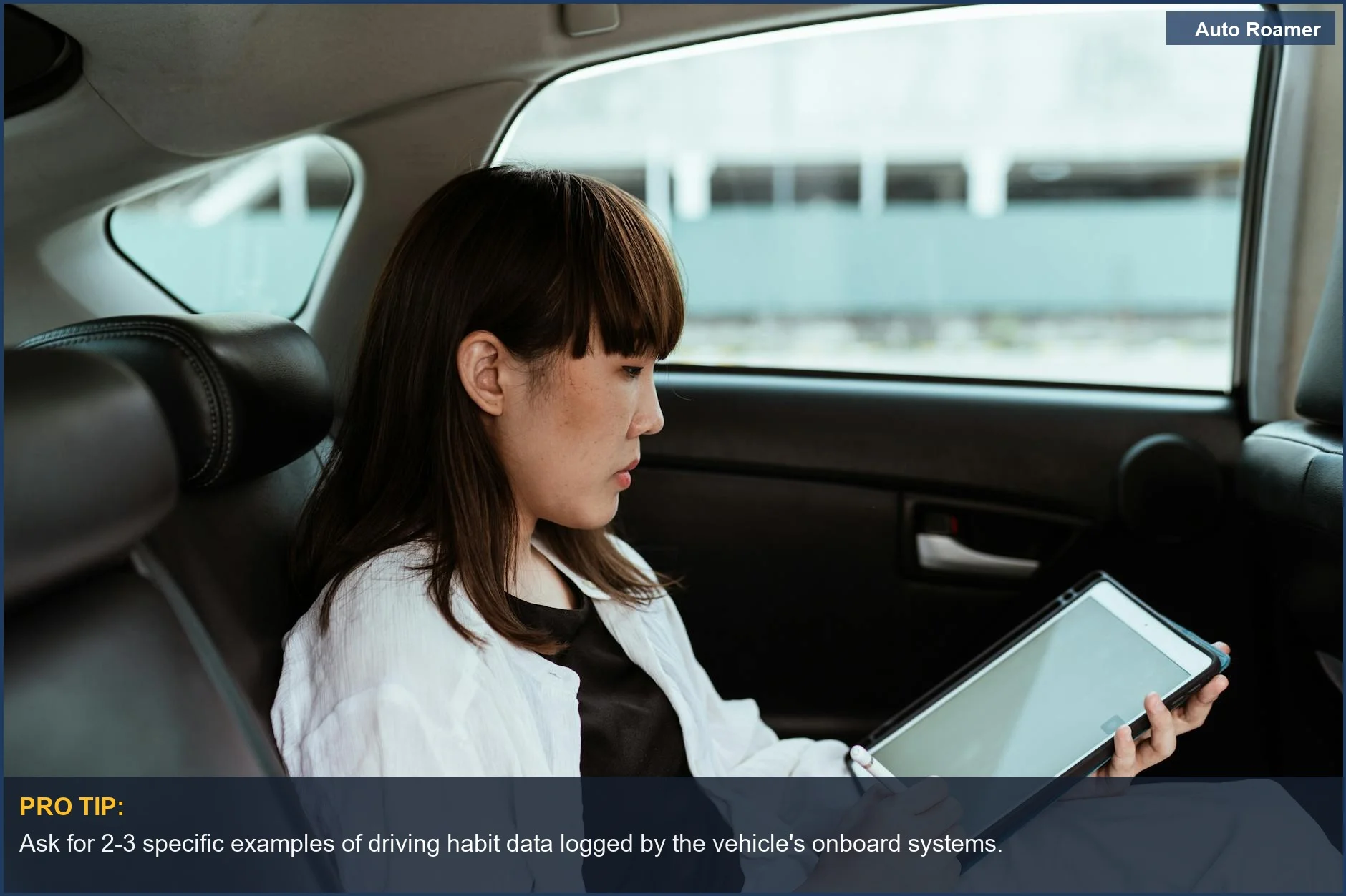 Empresaria asiática usando una tableta en el asiento trasero de un coche, destacando cómo la recopilación de datos de coches inteligentes afecta a los informes del historial del vehículo.