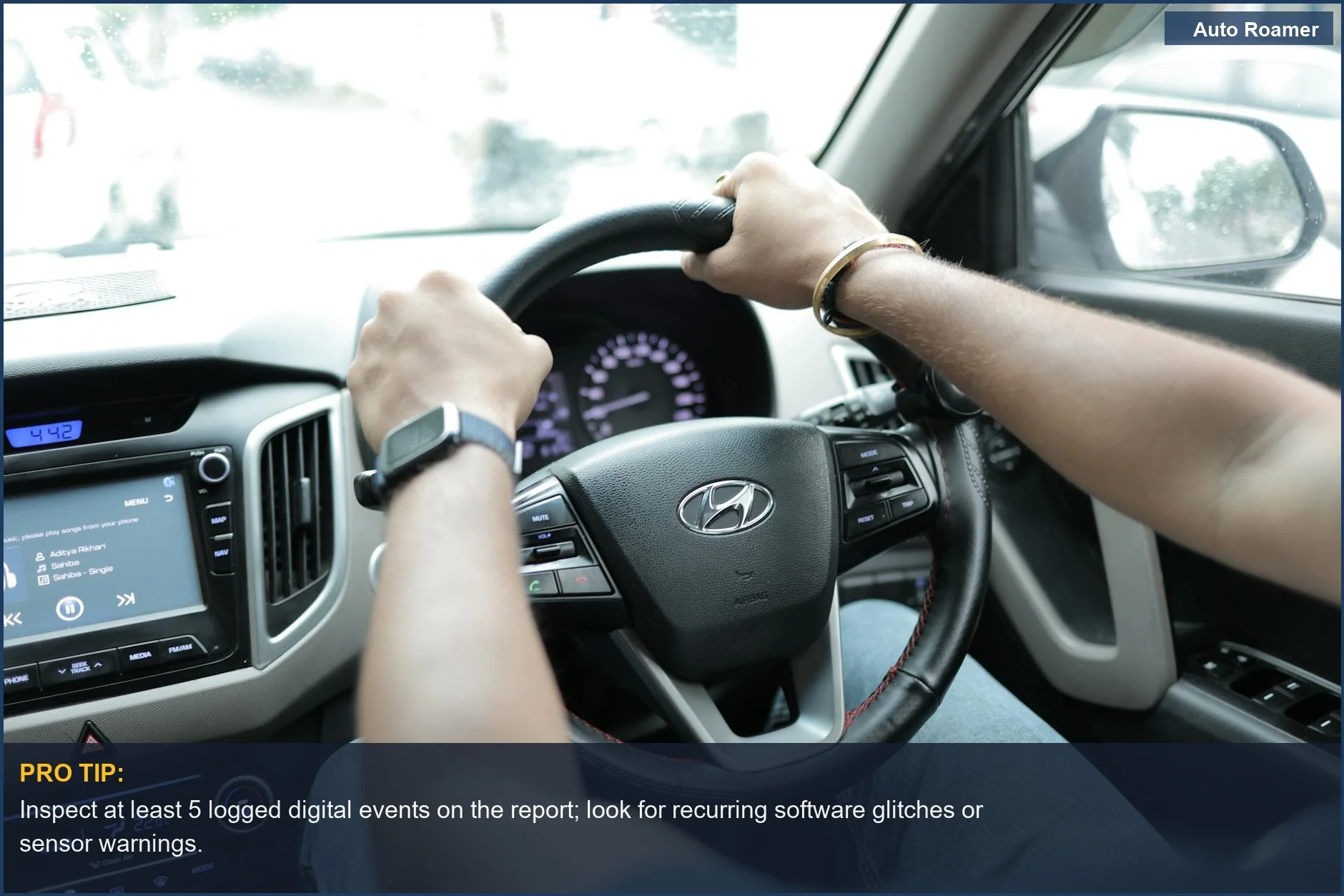 Manos de conductor en el volante de un Hyundai moderno, mostrando la avanzada tecnología de coches inteligentes que afecta a los informes del historial del vehículo.