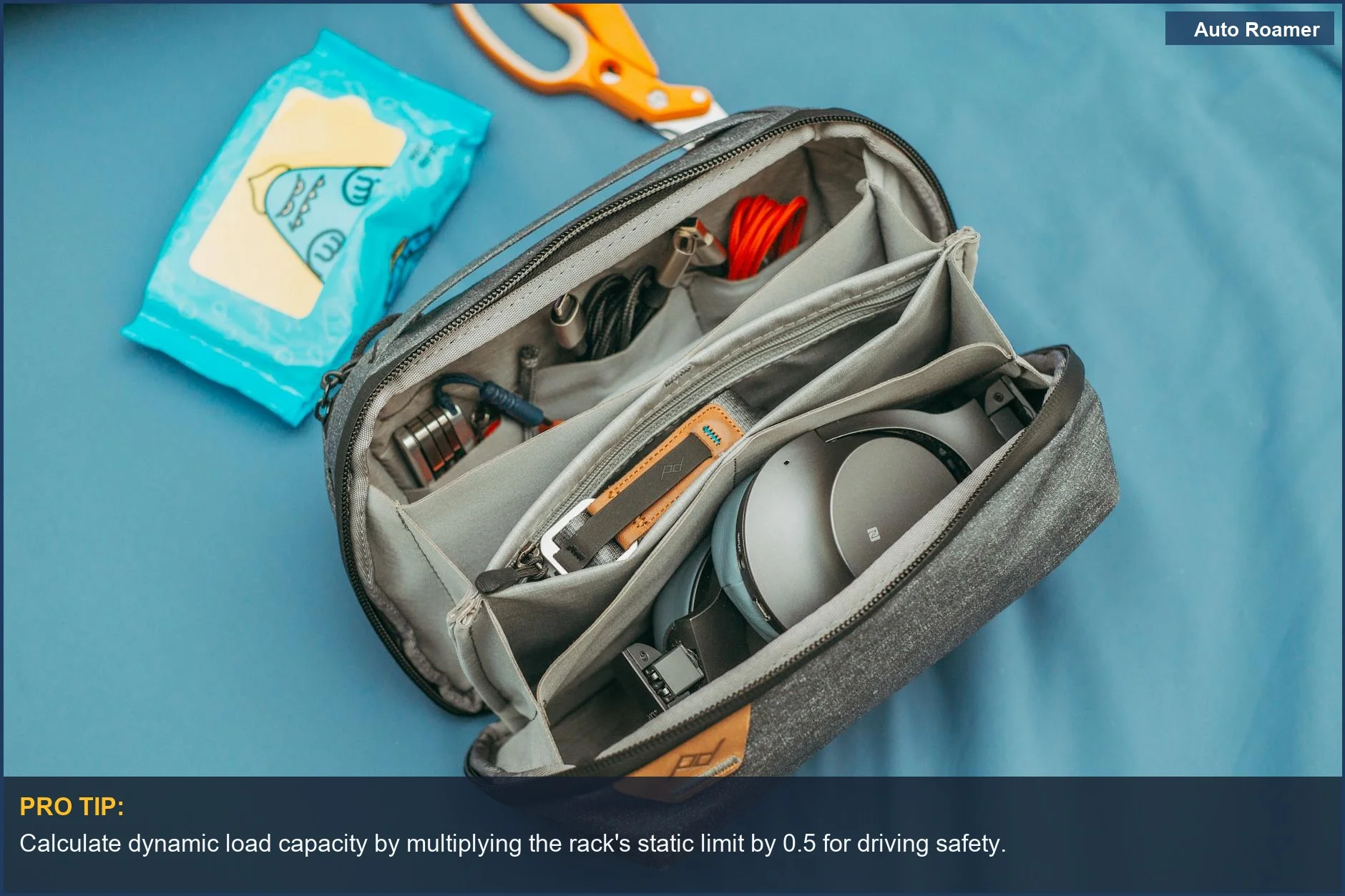 Bolsa de tecnología de viaje organizada con cables y auriculares, ilustrando la capacidad de la baca del Santa Cruz.