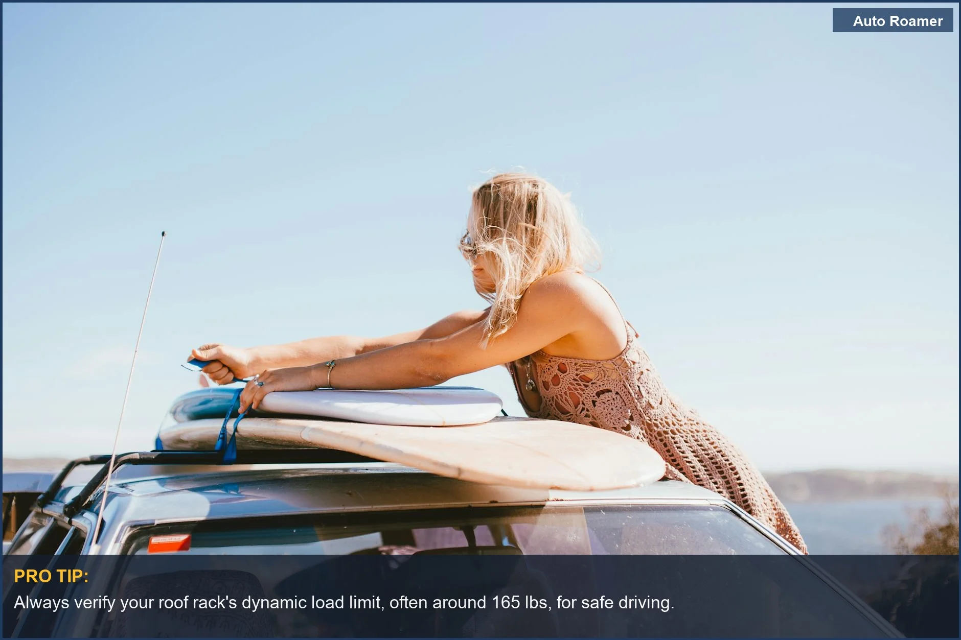 Mujer asegurando tablas de surf en la baca de un Hyundai Santa Cruz, mostrando la capacidad de carga dinámica.