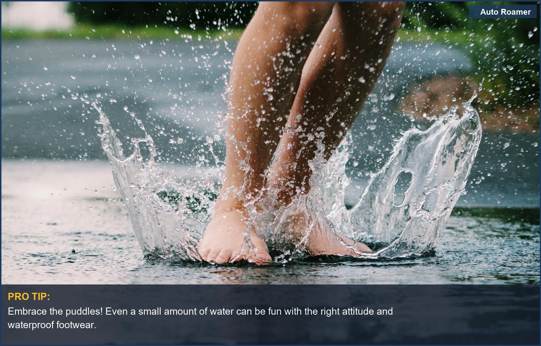 Pies descalzos chapoteando alegremente en un charco, abrazando la alegría de acampar bajo la lluvia.