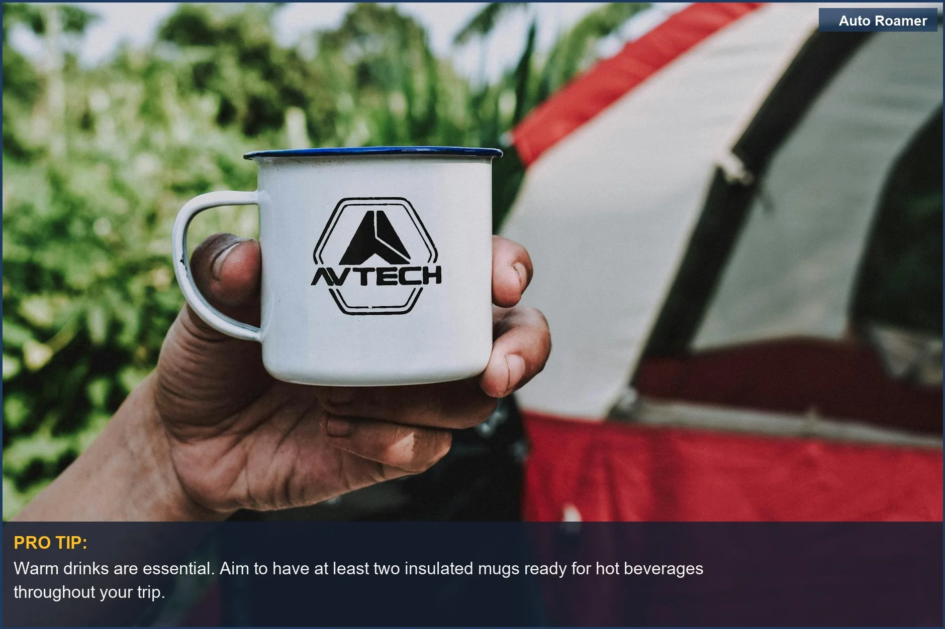 Mano sosteniendo una taza de café caliente frente a una tienda de campaña, simbolizando la comodidad durante los consejos de acampada bajo la lluvia.
