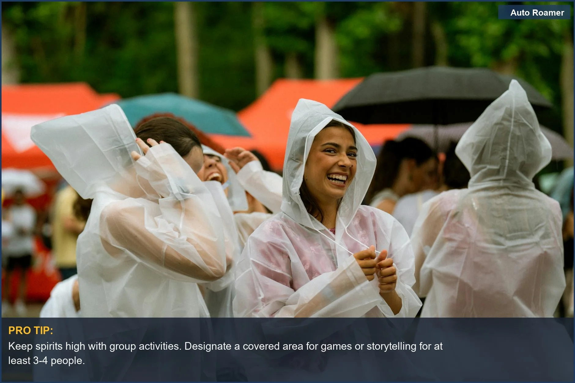 Jóvenes con ponchos de lluvia coloridos riendo juntos, demostrando buen humor durante la acampada al aire libre bajo la lluvia.
