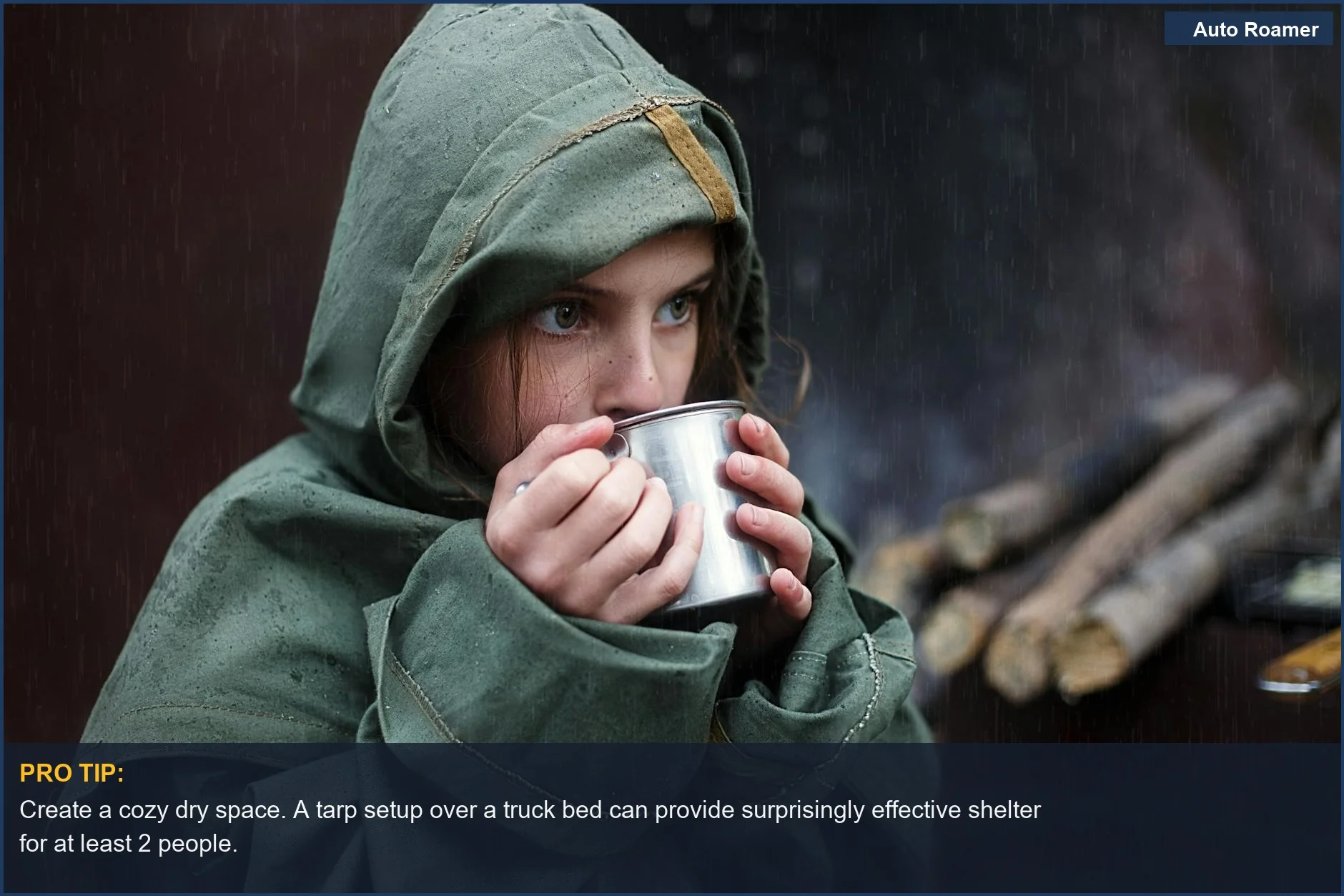 Niña con impermeable disfrutando de una bebida caliente en un bosque durante un día lluvioso.