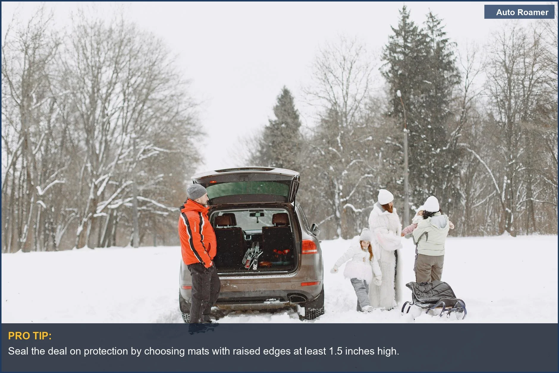 Familia cargando un SUV para una aventura invernal, destacando la necesidad de alfombrillas duraderas para todo tipo de clima.