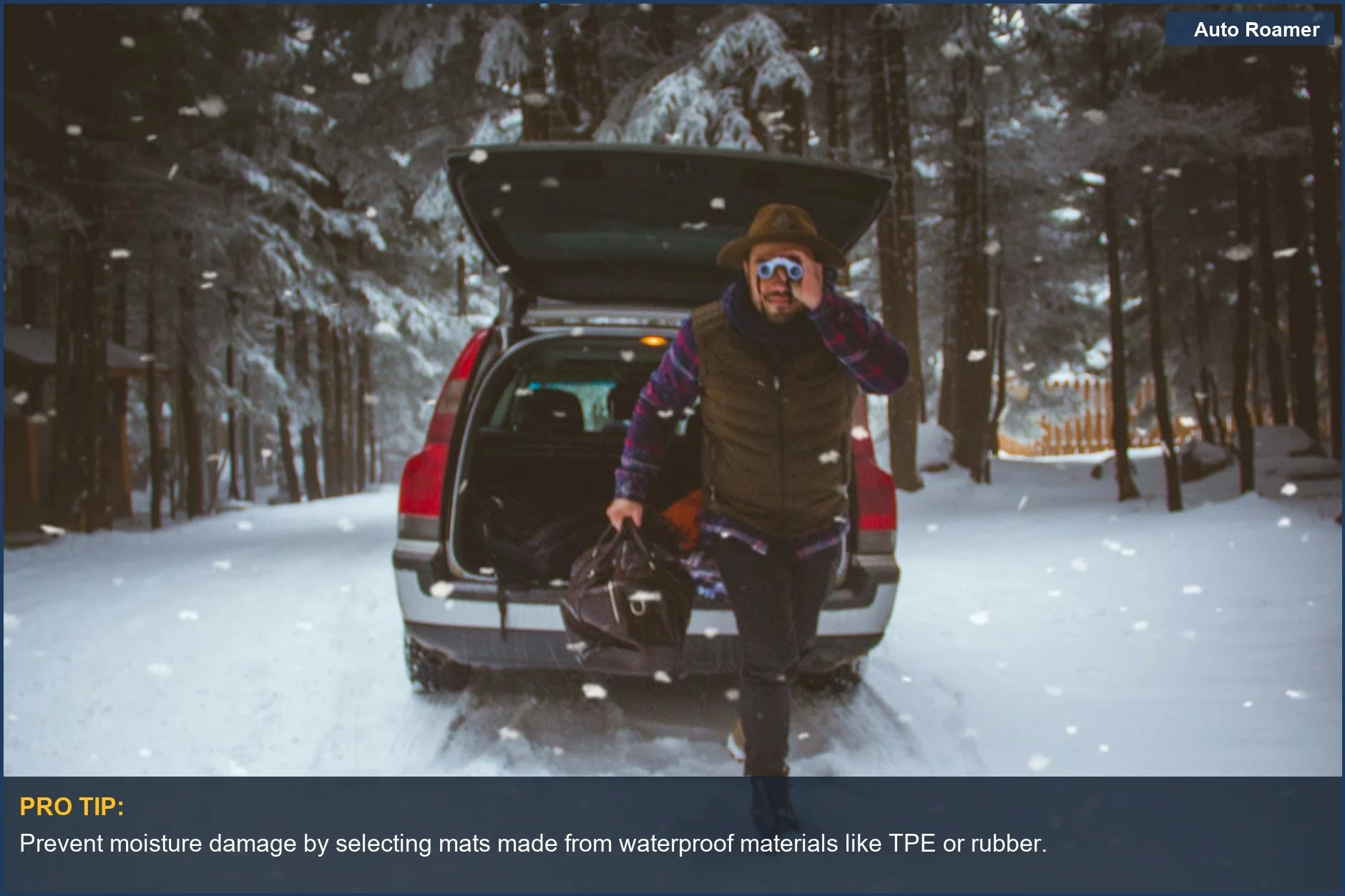 Hombre cargando el maletero de un coche en una carretera nevada, demostrando por qué las guías de compra de alfombrillas son esenciales.
