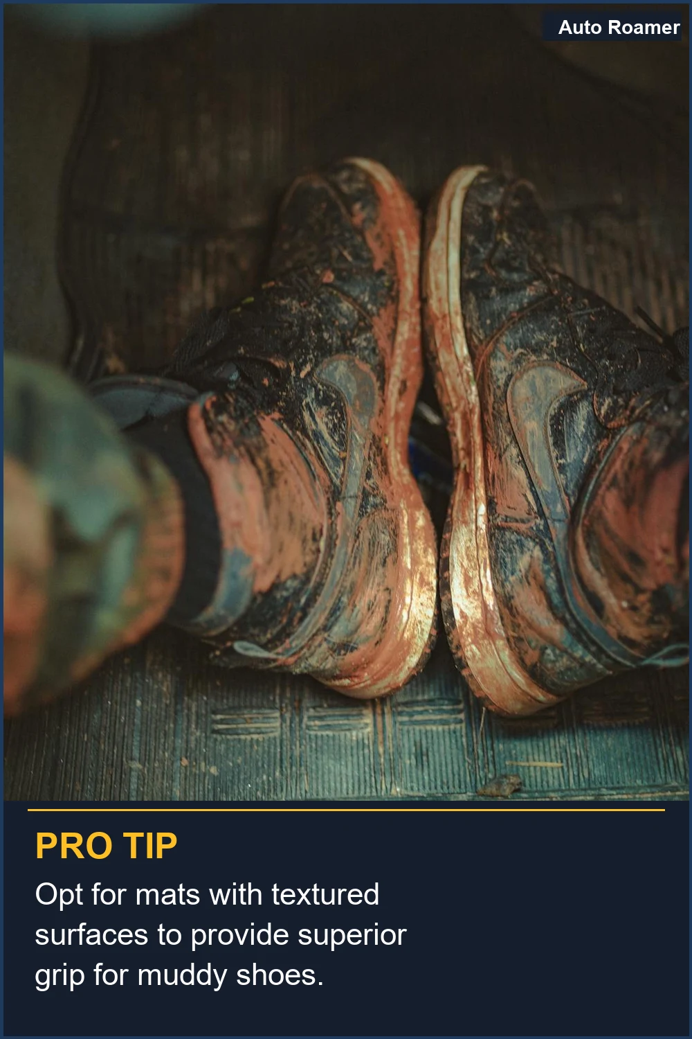 Opta por alfombrillas con superficies texturizadas para proporcionar un agarre superior para zapatos embarrados.