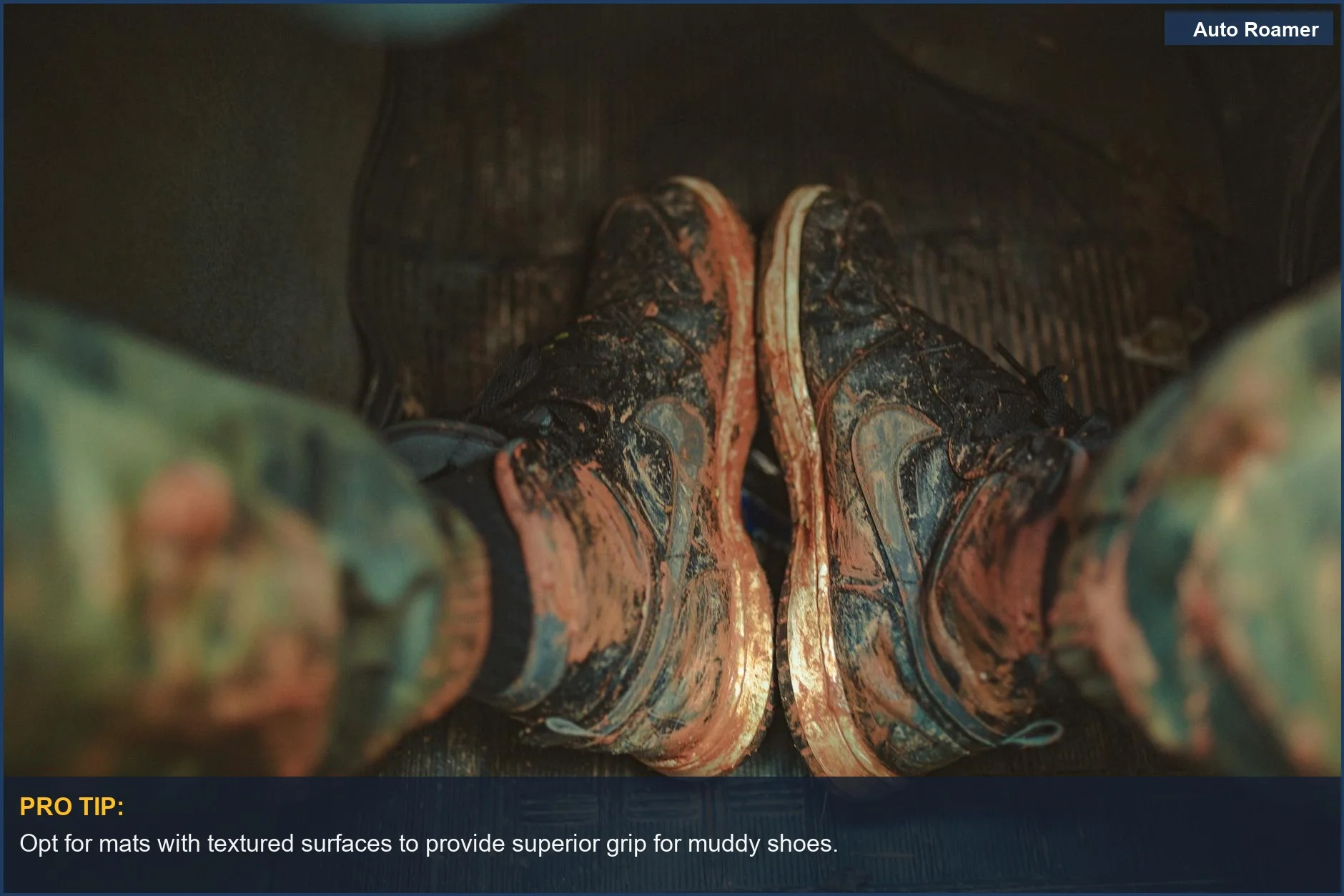 Primer plano de zapatillas embarradas sobre una alfombrilla de coche, ilustrando la importancia de elegir alfombrillas de coche sabiamente.