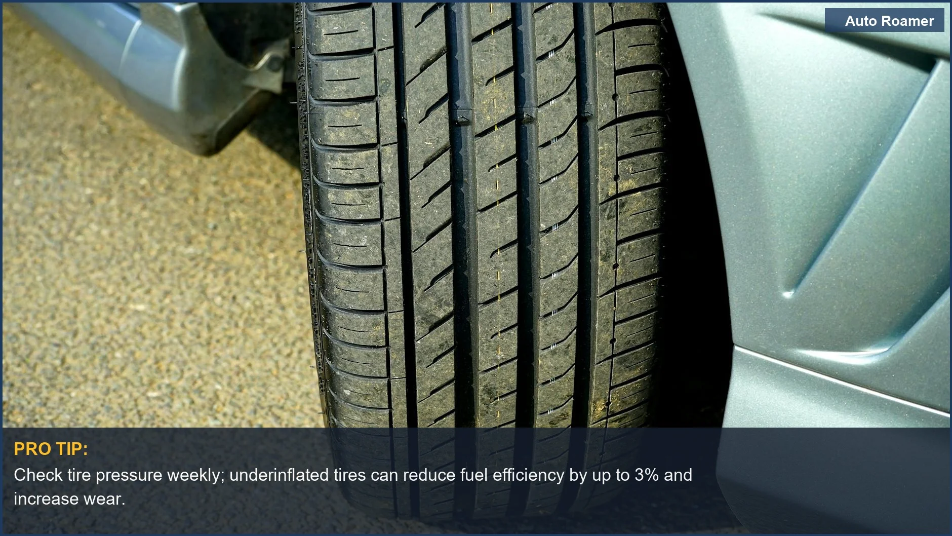 Vista detallada de la banda de rodadura de un neumático de coche sobre asfalto, enfatizando la importancia de una presión de neumáticos adecuada para la seguridad.