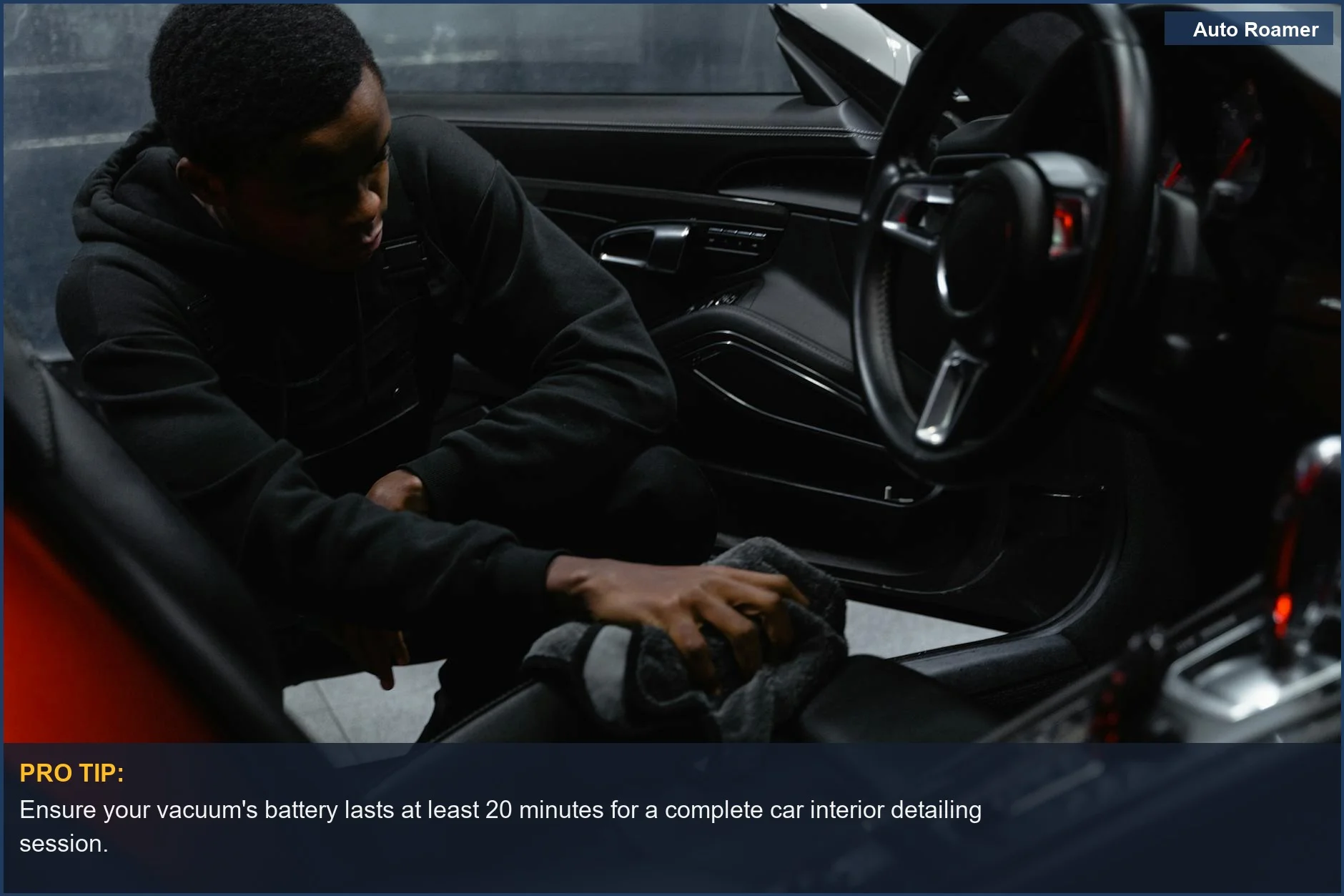 Hombre detallando el interior del coche, mostrando un espacio limpio y organizado después de usar una aspiradora sin cable.