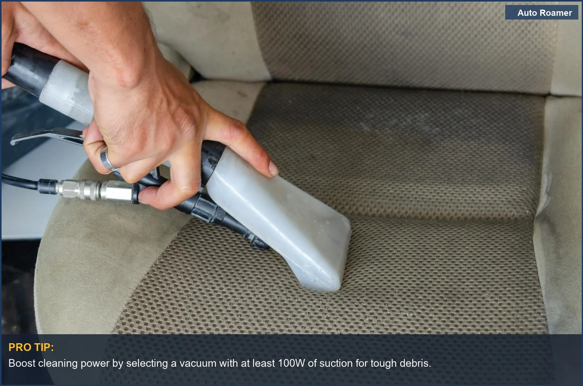 Limpieza profunda de la tela del asiento del coche con una potente boquilla de aspiradora de coche sin cable para eliminar la suciedad persistente.