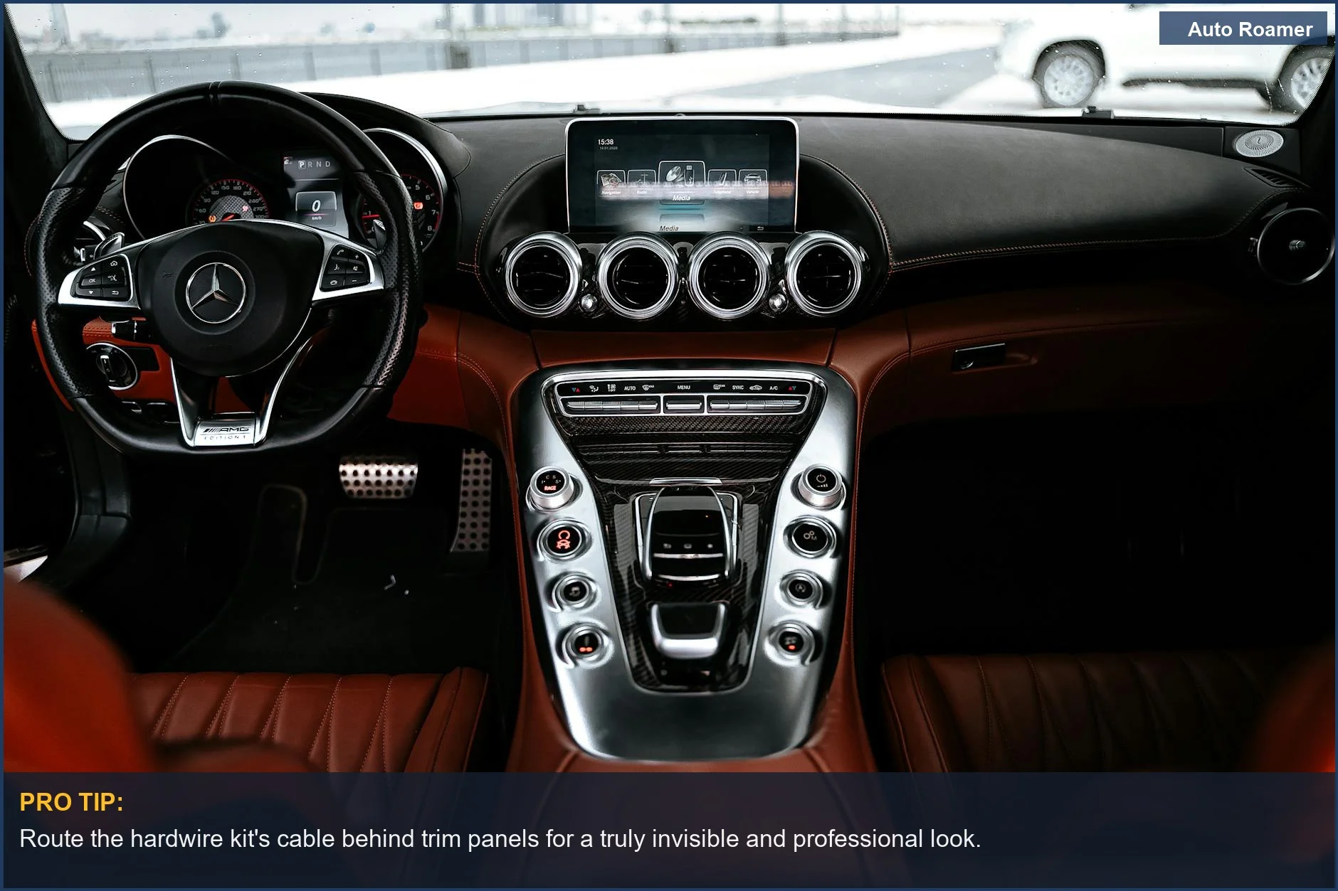 Interior de coche de lujo con un salpicadero y volante elegantes, mostrando una instalación limpia de dash cam.