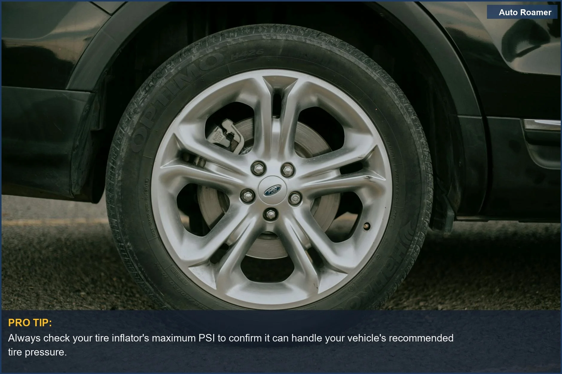 Vista detallada de la llanta de aleación y el neumático de un coche estacionado sobre asfalto, una consideración clave para tu guía de compra de inflador de neumáticos.