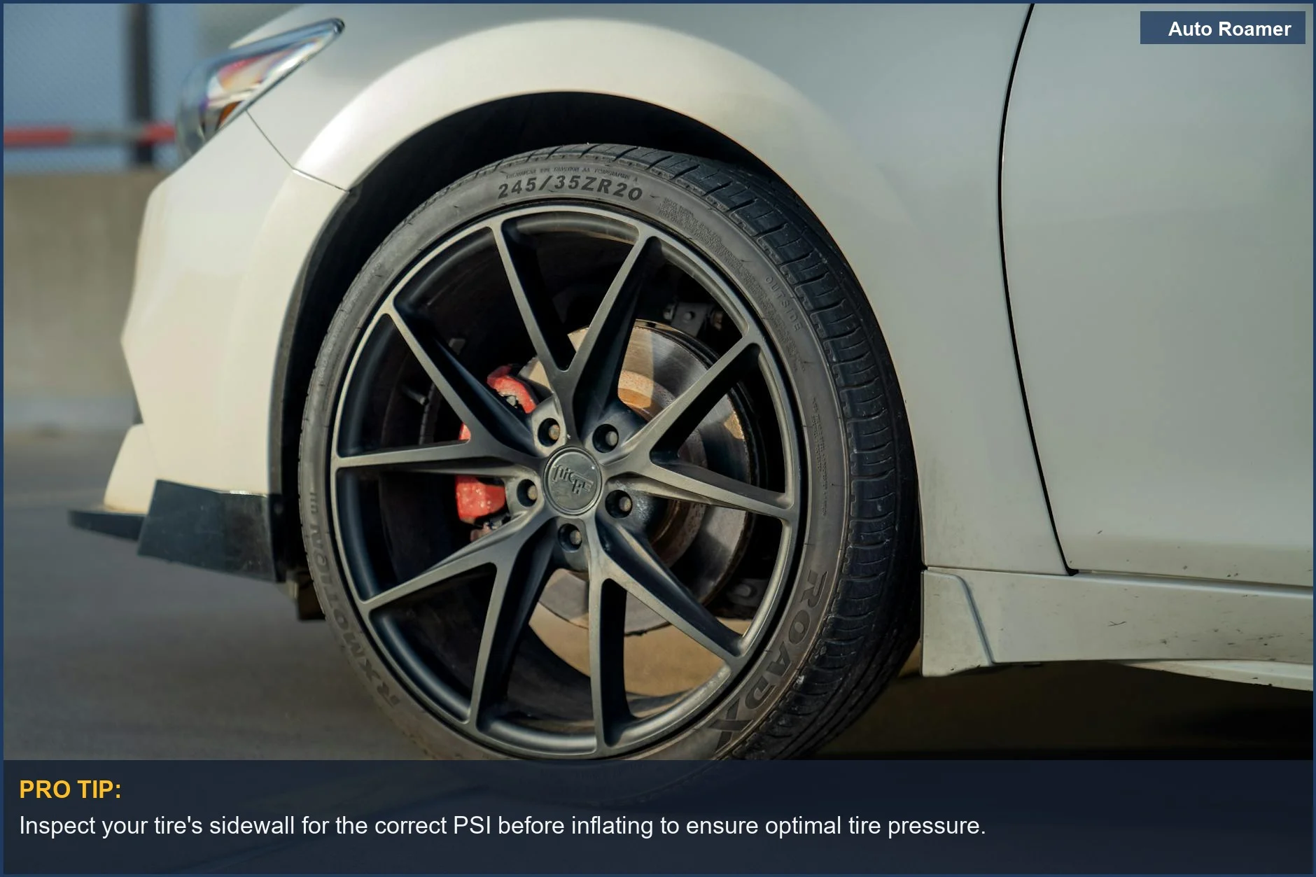 Primer plano de la banda de rodadura de un neumático de coche en una calle urbana, esencial para comprender las características del compresor de aire portátil.