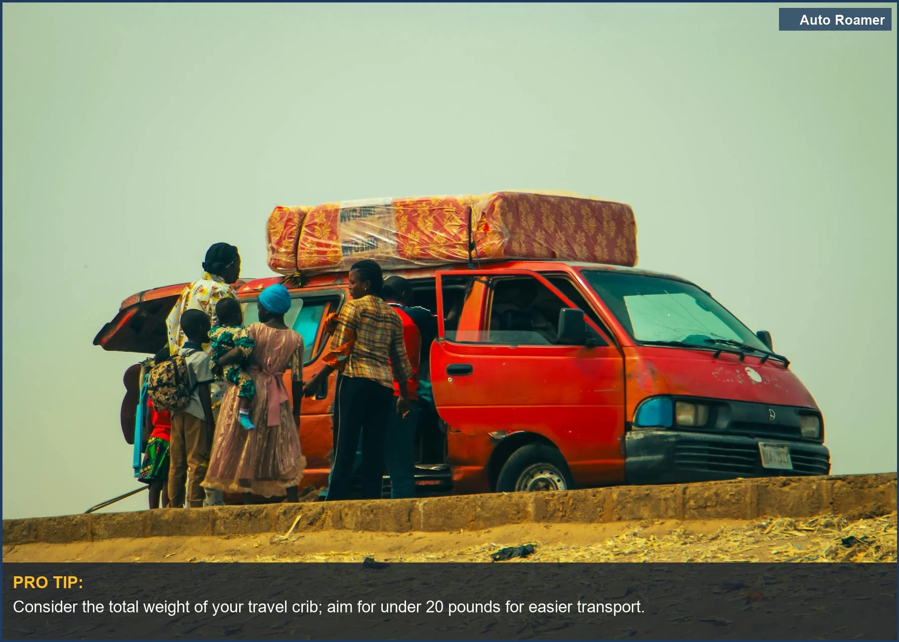 Familia cargando equipaje en una furgoneta roja, lista para un viaje por carretera con su cuna portátil.