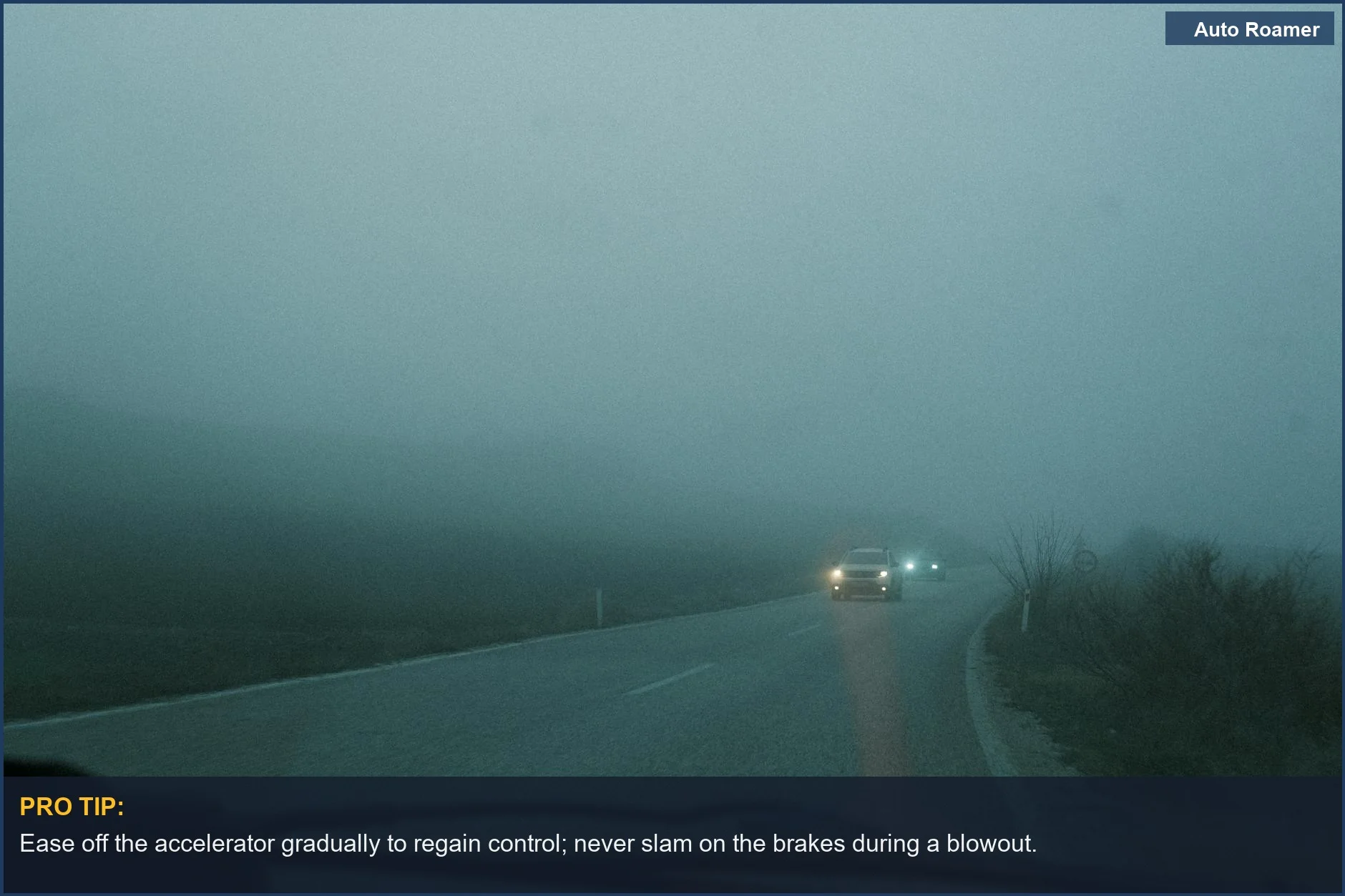Coches en una carretera neblinosa al amanecer, enfatizando la baja visibilidad y la importancia de la seguridad en caso de reventón de llanta.