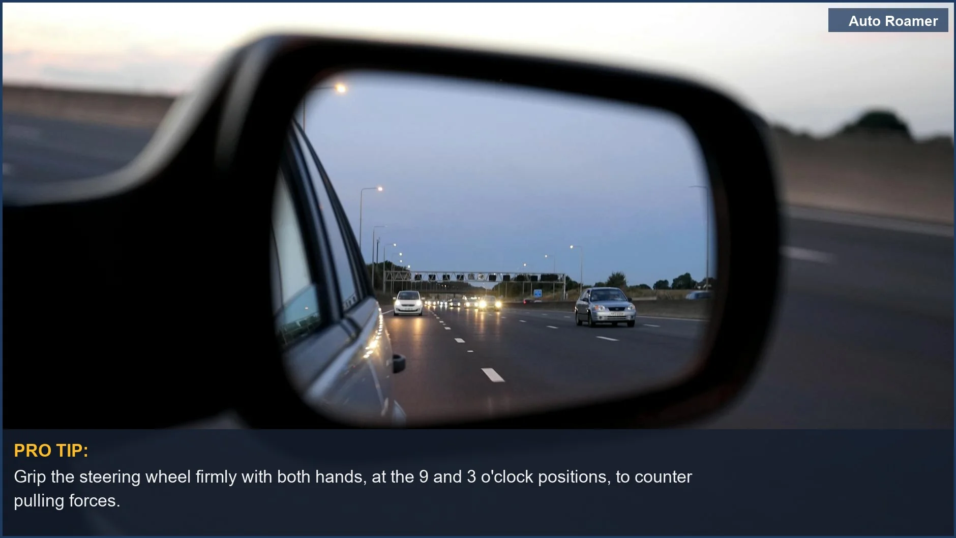 Vista del tráfico en la carretera reflejada en el espejo lateral de un coche al anochecer, mostrando movimiento y velocidad, relevante para escenarios de reventón de llanta.