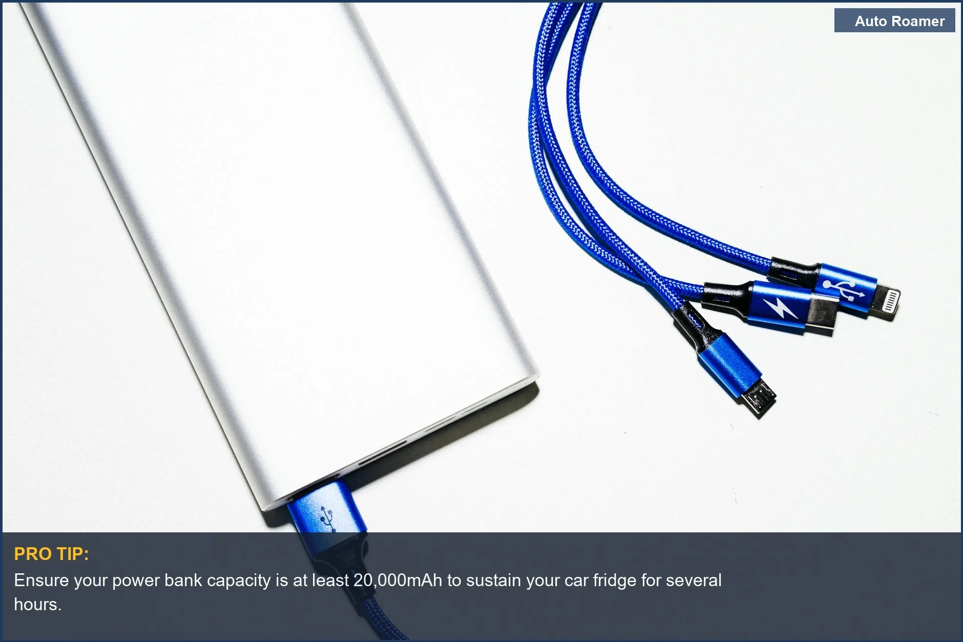 Banco de energía con cables USB azules, ideal para alimentar tu nevera de 12V en un viaje por carretera.