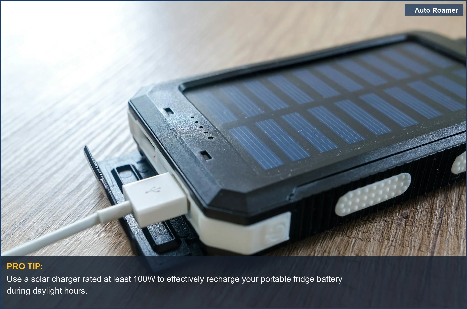 Primer plano de un cargador solar con USB, una solución inteligente para cargar la batería de una nevera portátil.